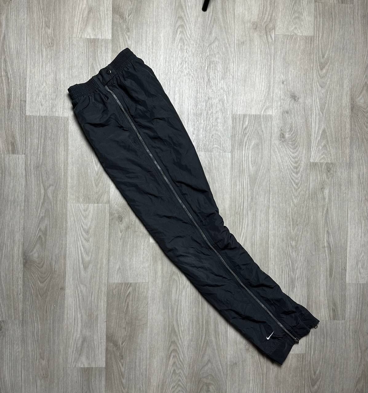 Vintage Vintage Nike Nylon Track Pants Swoosh Logo Sweatpants Size US 32 / EU 48 - 2 Thumbnail