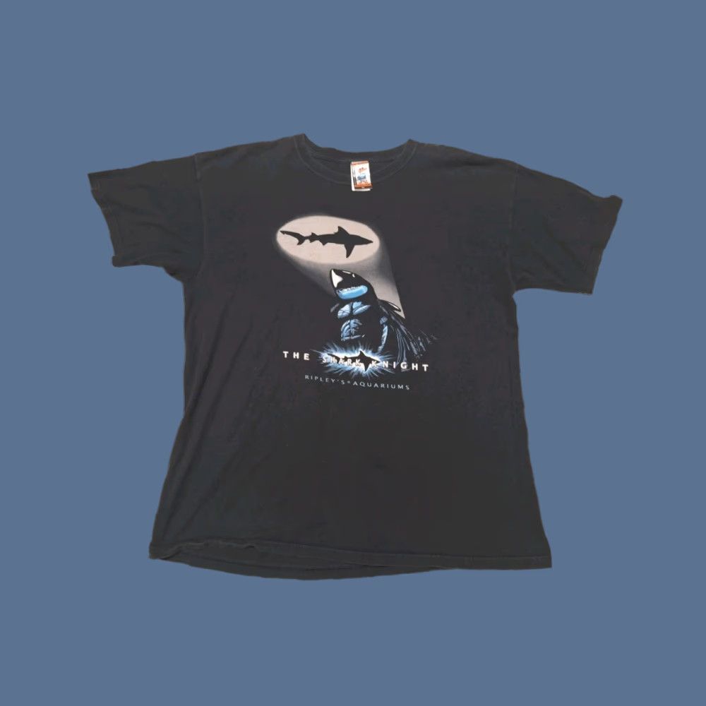 Vintage VINTAGE Ripley’s Aquarium Batman Dark Shark Night Fish Nature Animal Movie Shirt MEN XL Black Cotton Short Sleeve Crew Neck 90s Batman Shirt Size US XL / EU 56 / 4 - 1 Thumbnail