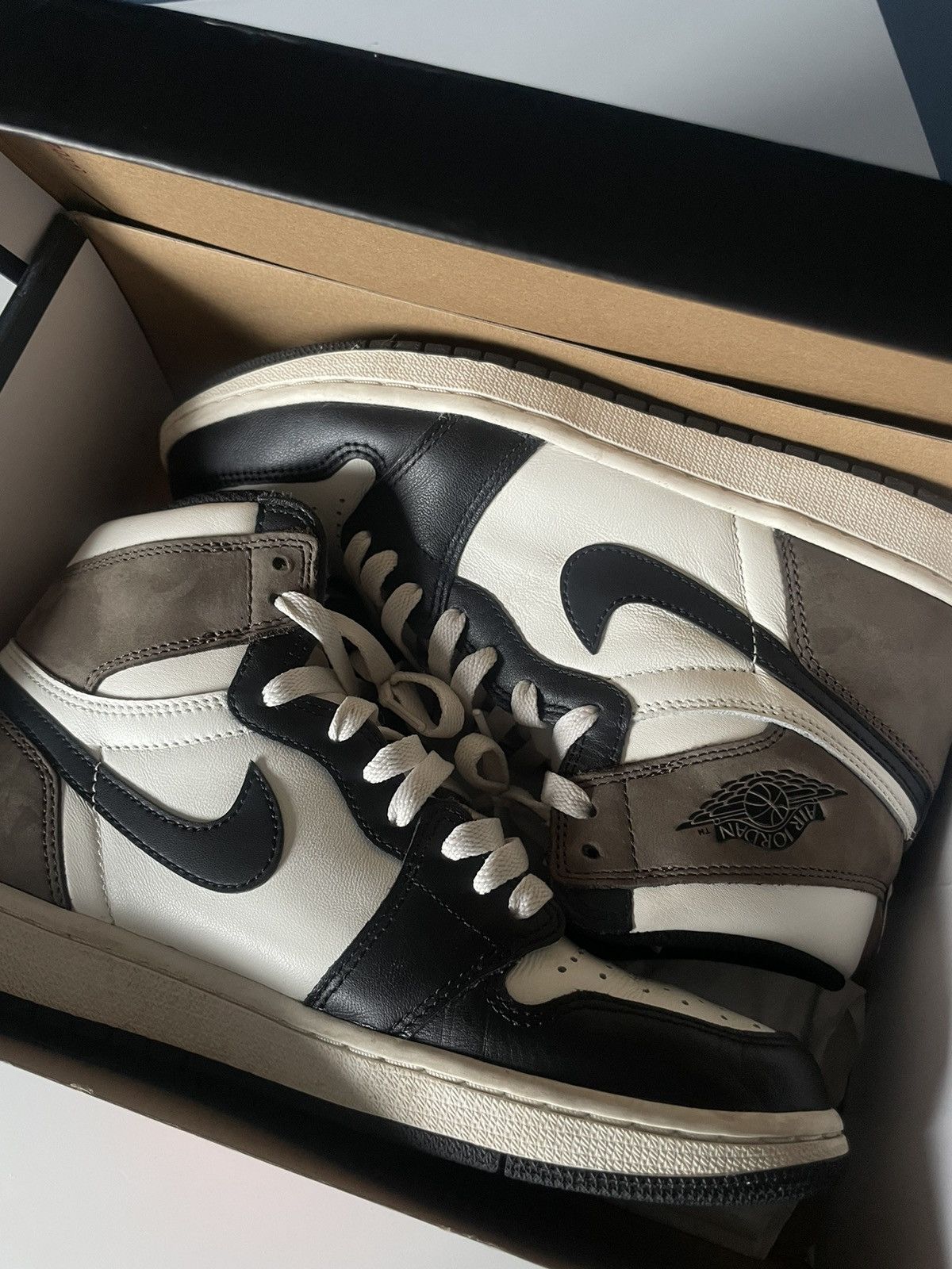 Jordan Brand × Nike Jordan 1 Mocha Size US 8.5 / EU 41-42 - 1 Thumbnail