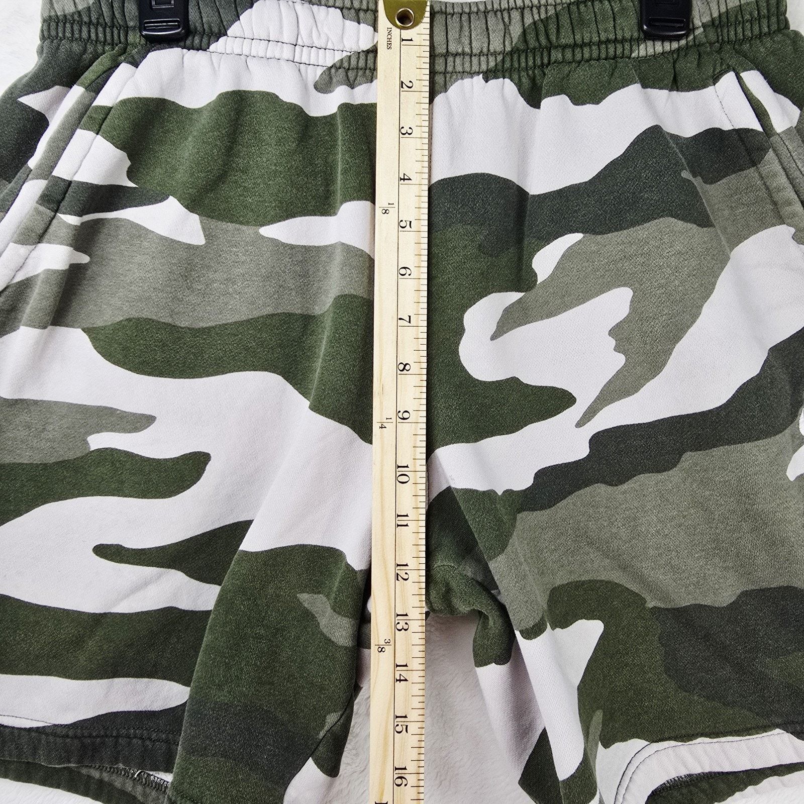 Nike Nike Sportswear Club Fleece Shorts Mens Medium Green Camo Size US 34 / EU 50 - 16 Thumbnail