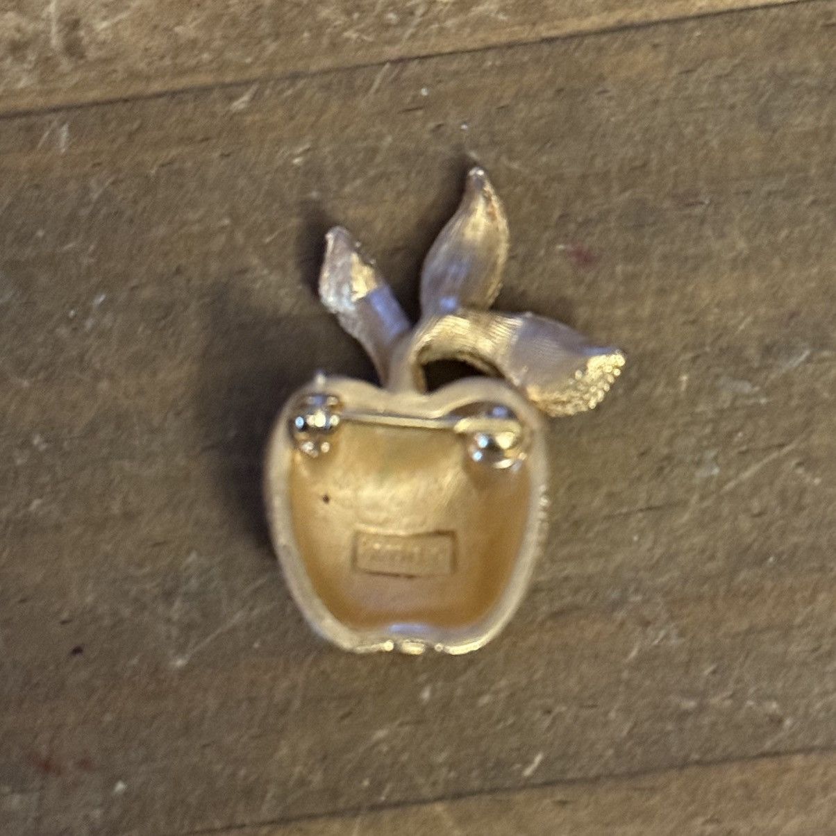 Vintage Vintage Avon 1974 gilded apple brooch Size ONE SIZE - 4 Thumbnail