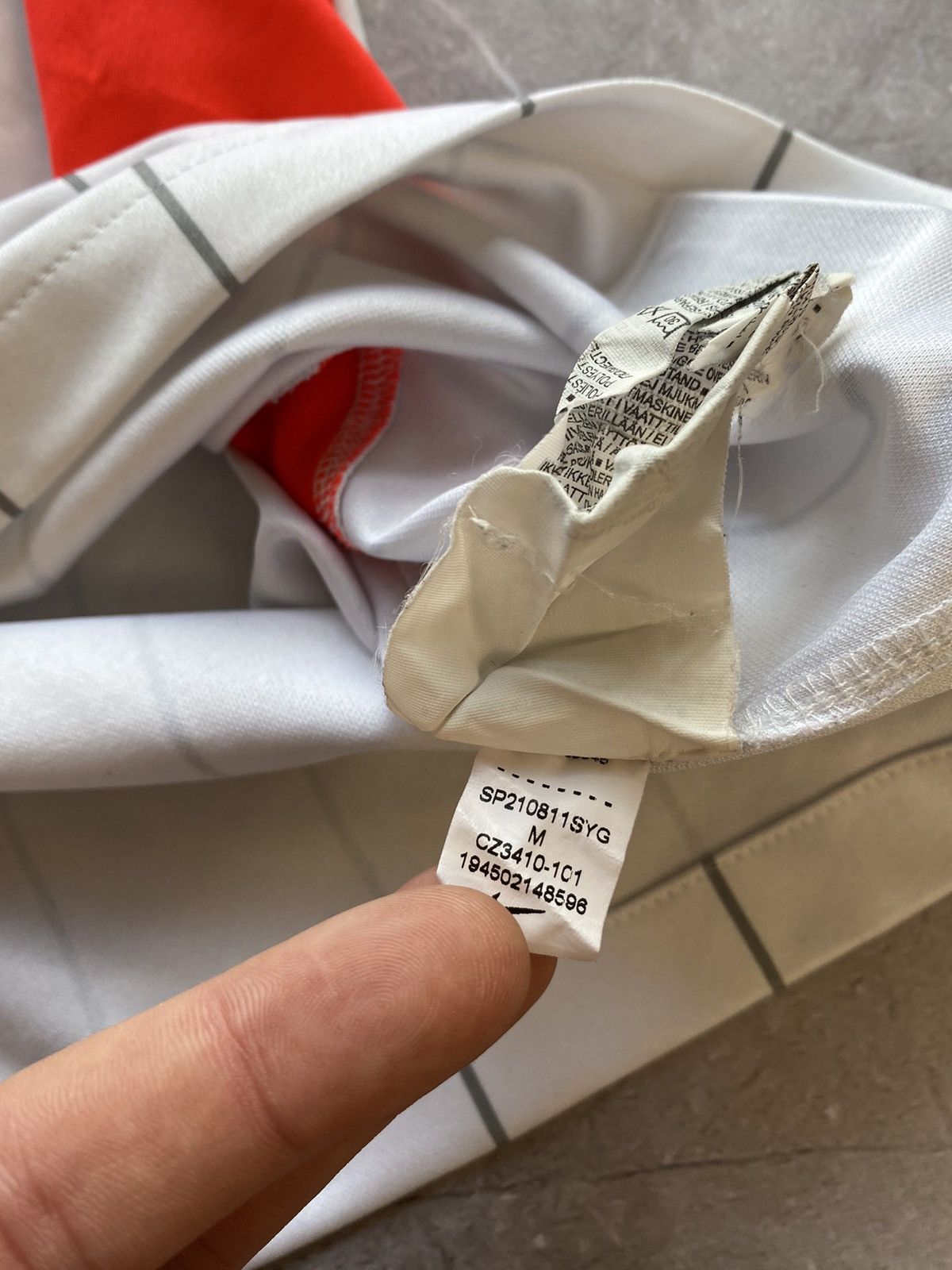 Nike × Vintage Rare Nike Liverpool FC Stadium Air Max White Soccer Jersey Size US M / EU 48-50 / 2 - 12 Thumbnail