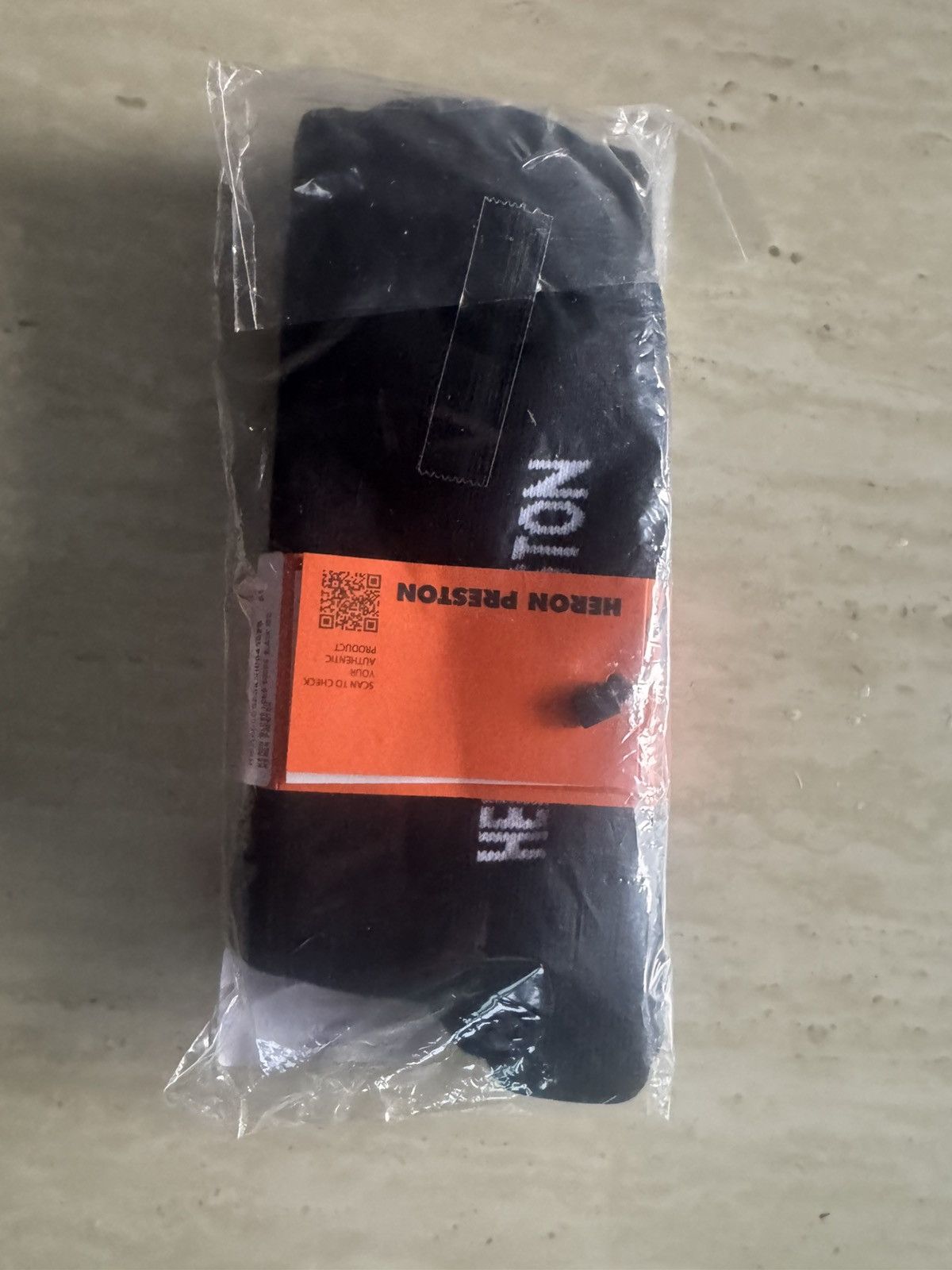Heron Preston Heron Preston Globe Logo Crew Socks in Black (MEDIUM) Size ONE SIZE - 12 Thumbnail