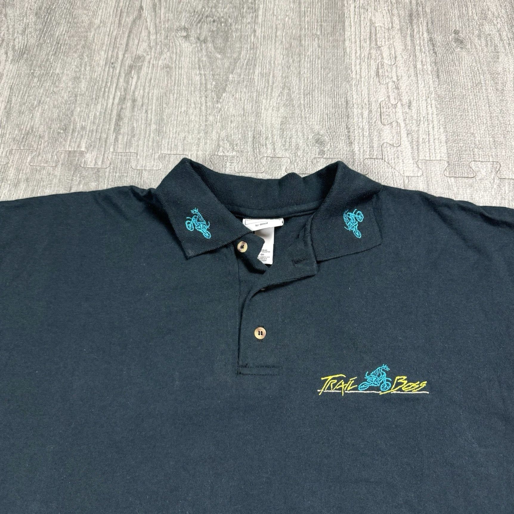 Anvil VTG TRAIL BOSS MOUNTAIN BIKING SHIRT USA Button-Down Polo 2XL Black Mens Organic Cotton Knit Embroidered Logo 90s 80s Vintage USA Theme Size US XXL / EU 58 / 5 - 2 Thumbnail