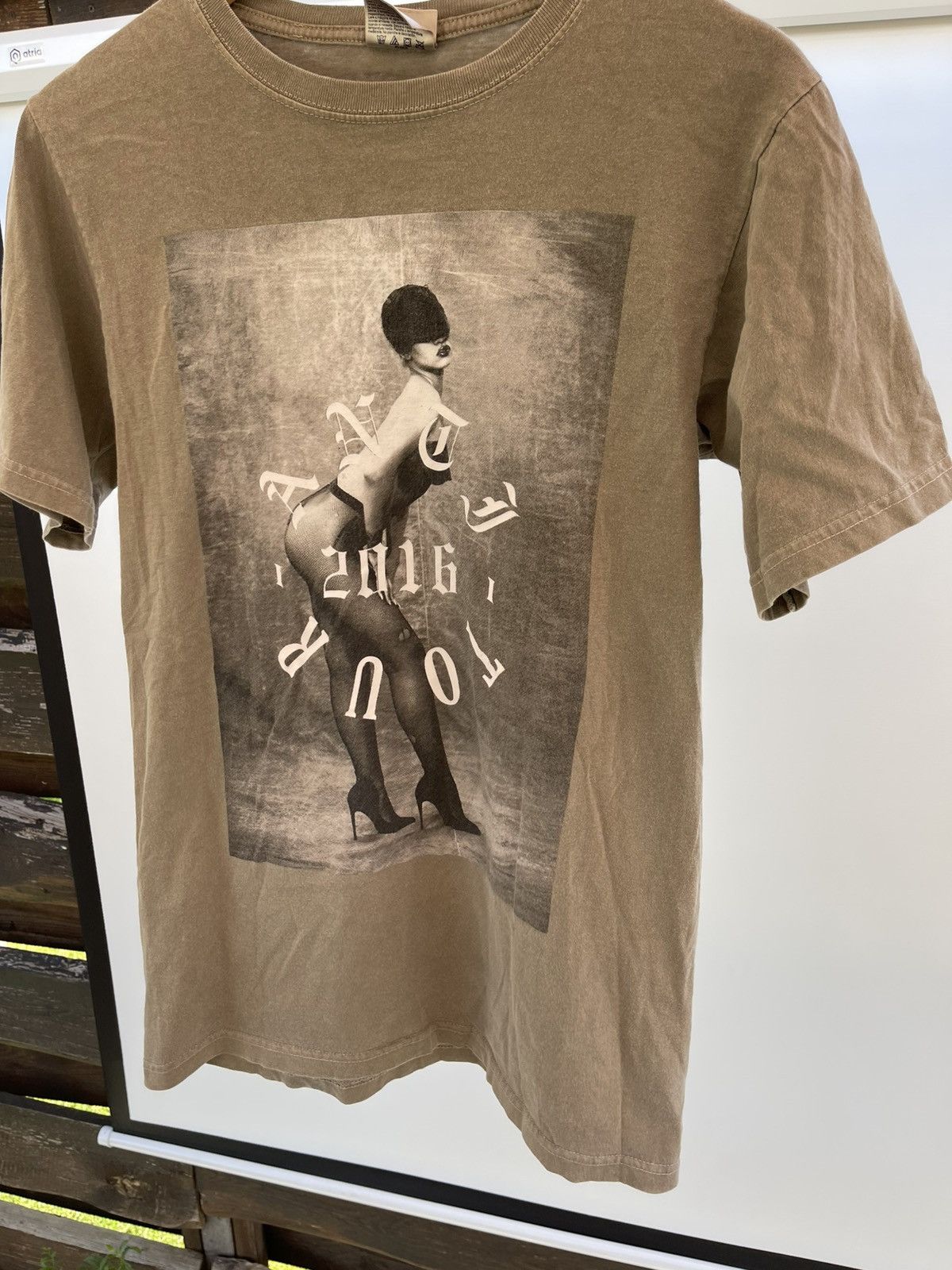 Rihanna 2016 Rihanna Anti World Tour t-shirt Size US S / EU 44-46 / 1 - 3 Thumbnail