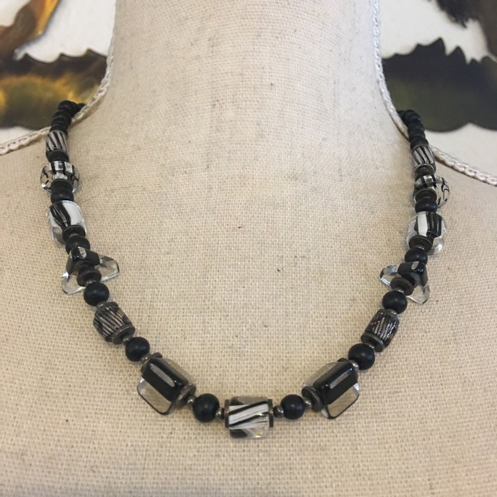 Vintage Vintage black/white glass and bakelite necklace Size ONE SIZE - 1 Thumbnail