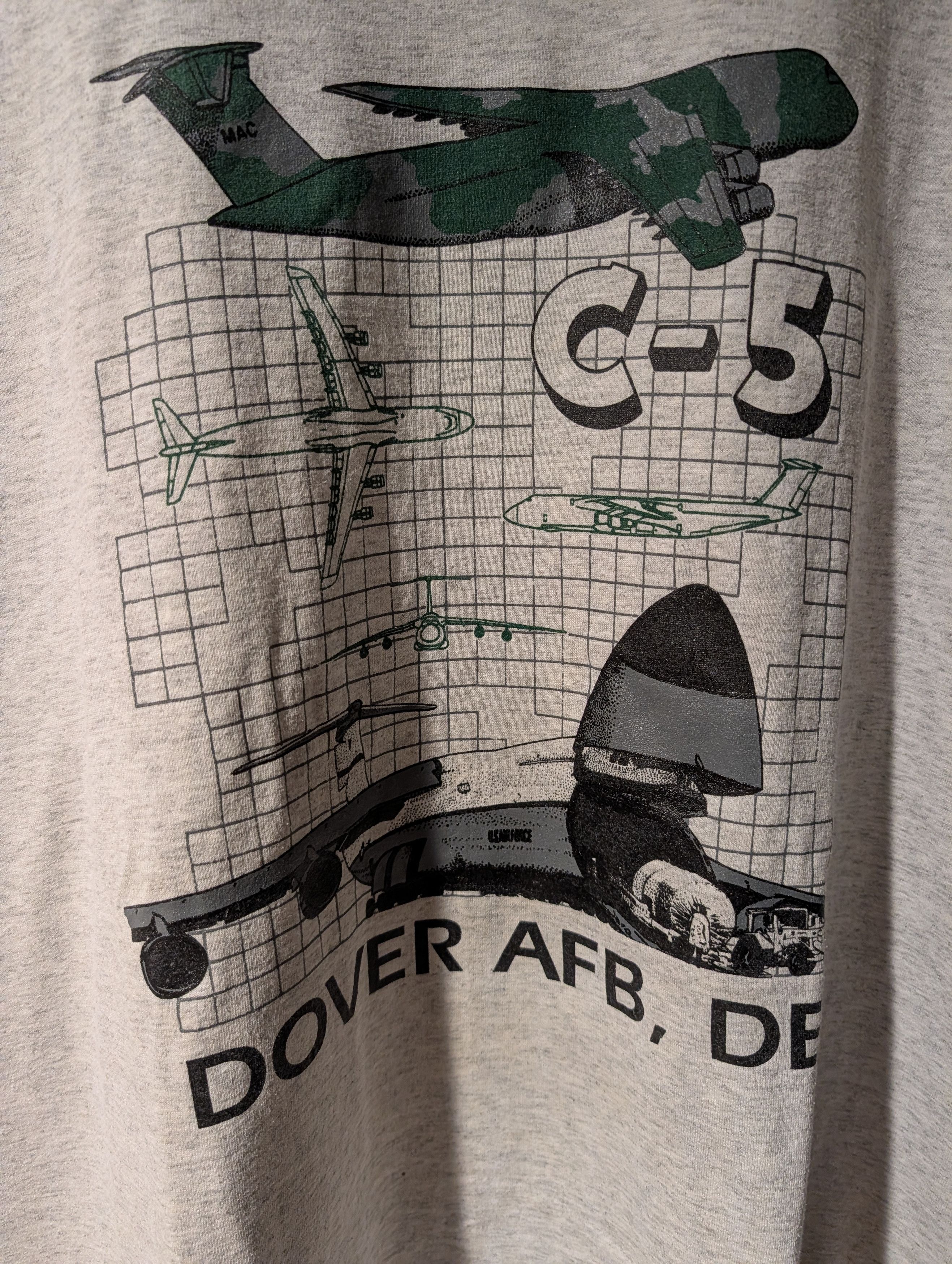 Vintage Vintage 90s C-5 Dover AFB Military Aircraft Airforce T-Shirt Size US XXL / EU 58 / 5 - 2 Thumbnail