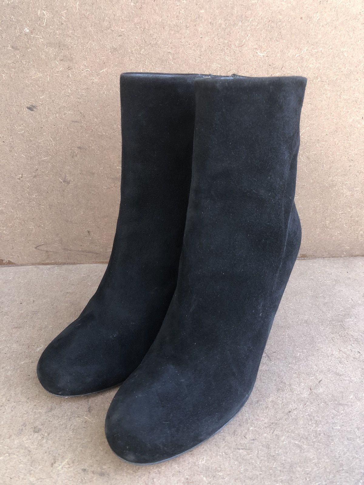 Gucci Gucci Suede Ankle Boot size 36.5 Size US 6.5 / IT 36.5 - 1 Thumbnail