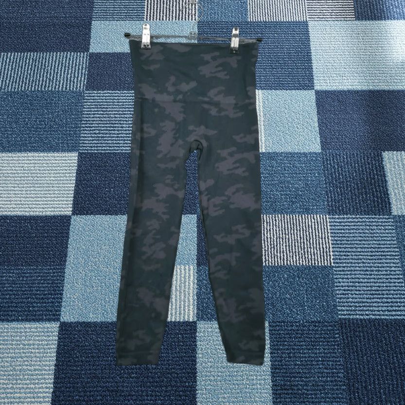 Spanx Spanx Leggings Womens S Small Green Capri Mid-Rise Seamless Camouflage Pull On Size 28" / US 6 / IT 42 - 1 Thumbnail