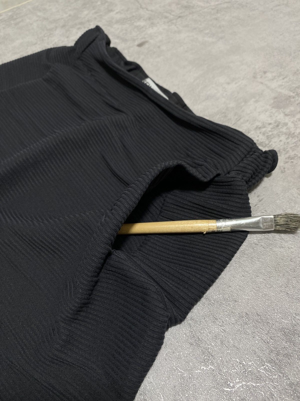 Issey Miyake ISSEY MIYAKE FW14 RTW HORIZONTAL PLEATED MIDI SKIRT Size 32" / US 10 / IT 46 - 4 Thumbnail