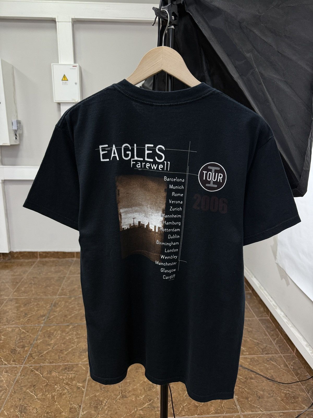 Gildan 🇺🇸 Vintage 2006 Eagles Farewell Tour T-Shirt Country Rock Size US M / EU 48-50 / 2 - 2 Thumbnail