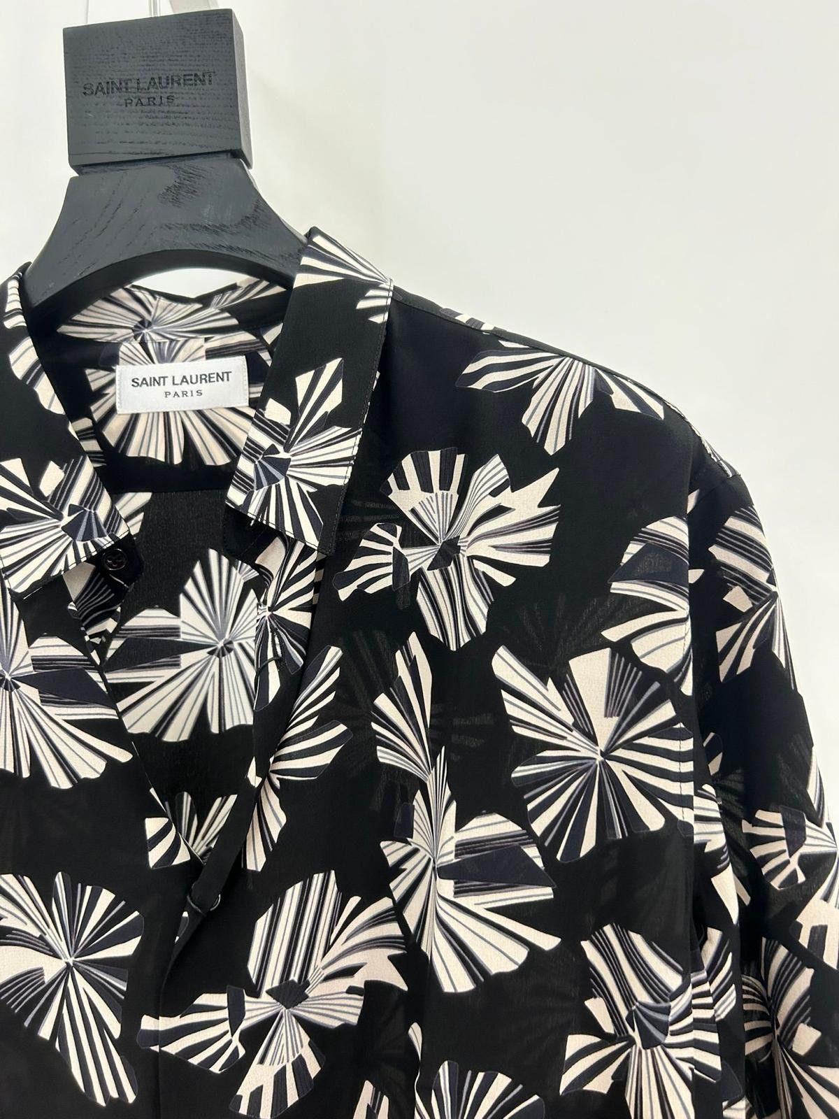 Saint Laurent Paris Short-sleeve shirt with pointed collar and side splits Size US S / EU 44-46 / 1 - 4 Thumbnail