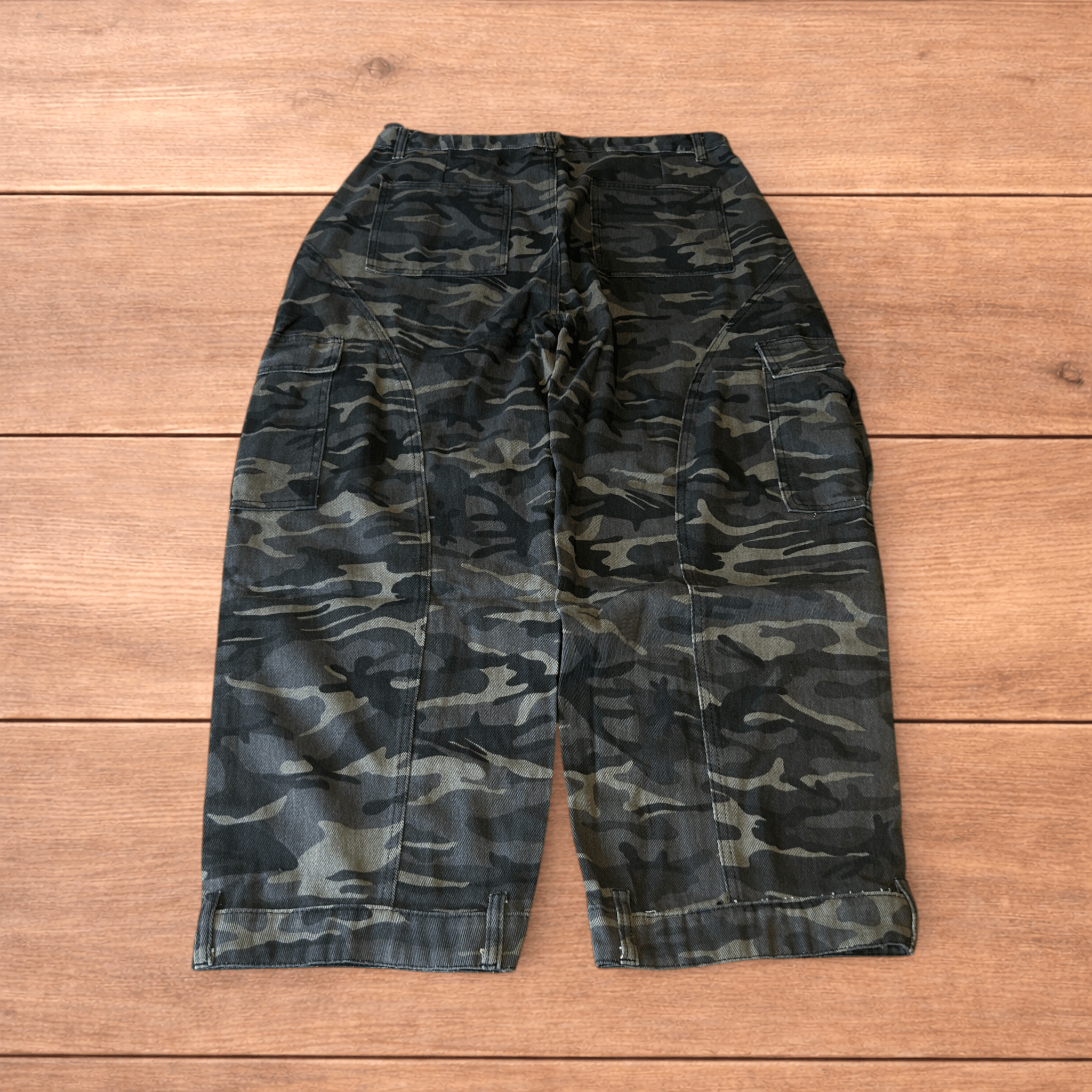 Japanese Brand Super baggy wide leg cargo carpenter trousers in army camo. Size US 34 / EU 50 - 2 Thumbnail