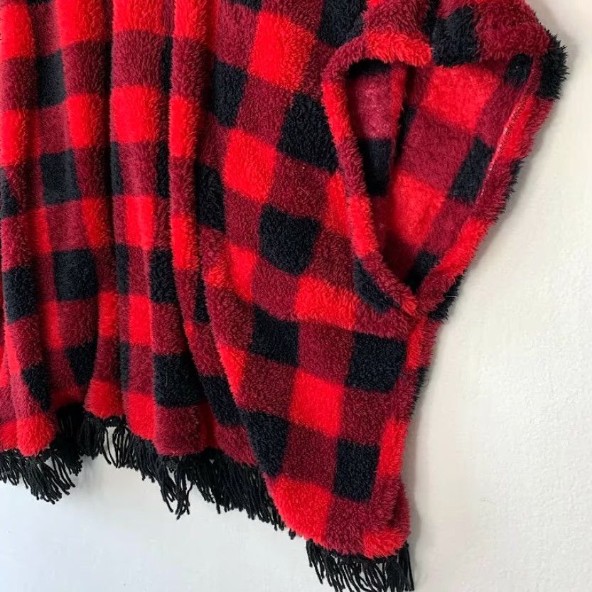 Vintage ZOE & BELLA Womens S/M Wrap Poncho with Fringe Fleece Plaid Red Black Shawl/Wrap, Cover Up, 100% Polyester, Size S/M, Vintage? (adapted) Size ONE SIZE - 6 Thumbnail