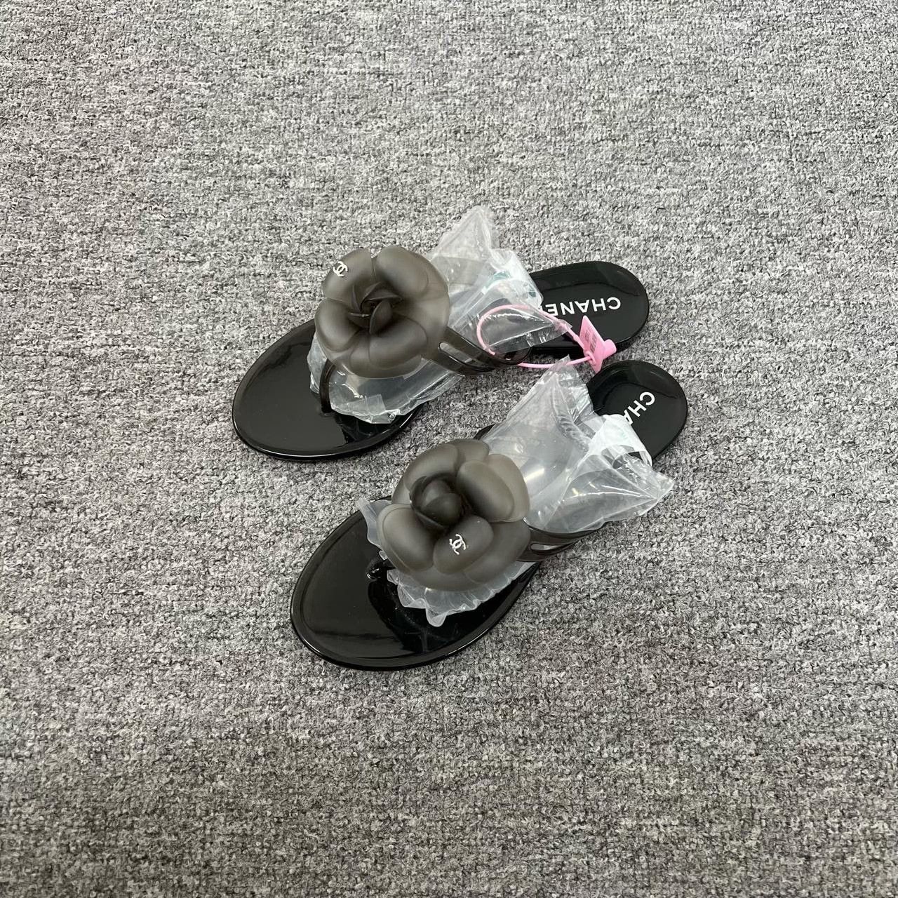 Chanel Chanel Camellia Jelly Slippers Size US 5 / IT 35 - 1 Thumbnail