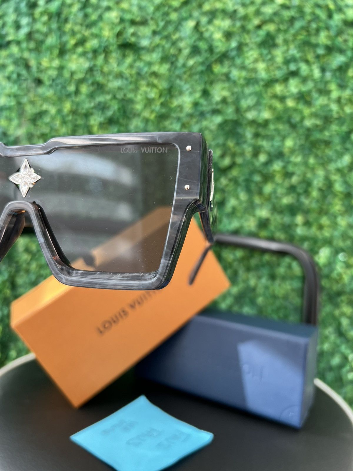Louis Vuitton LV Cyclone Glasses (RARE MARBLE) Size ONE SIZE - 10 Thumbnail