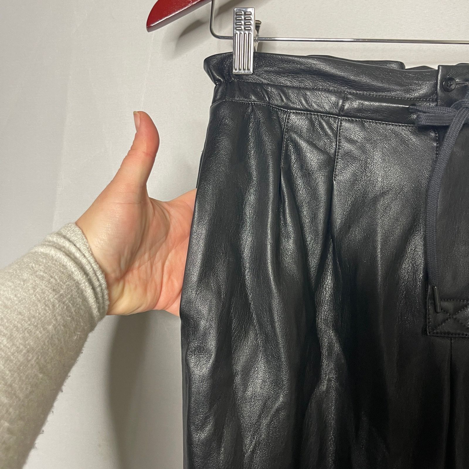 Alice + Olivia Alice and Olivia Liliana Black Faux Leather Paperbag Pants S Size 26" / US 2 / IT 38 - 9 Thumbnail