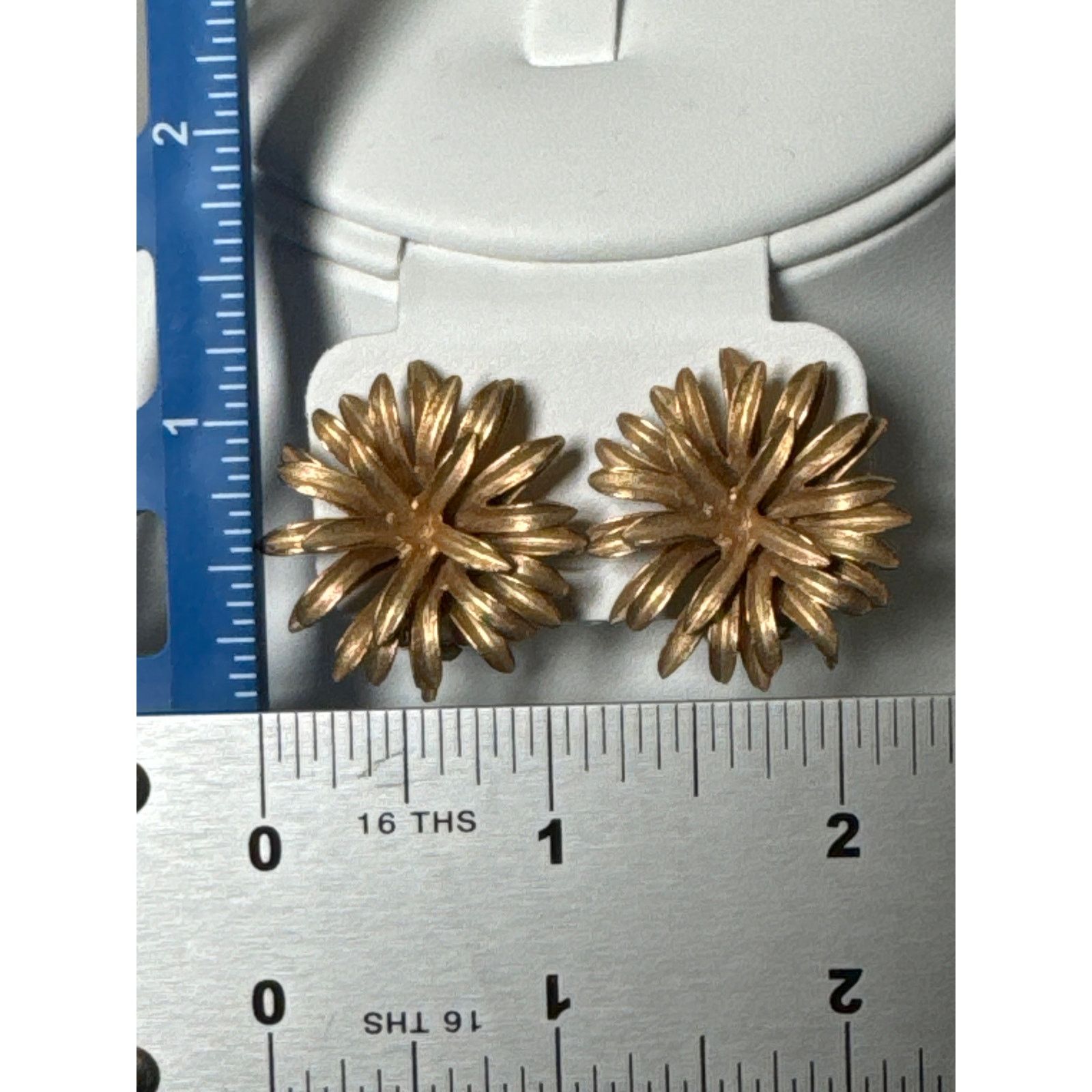 Vintage Mid century vintage gold tone flower clip on earings Size ONE SIZE - 8 Thumbnail