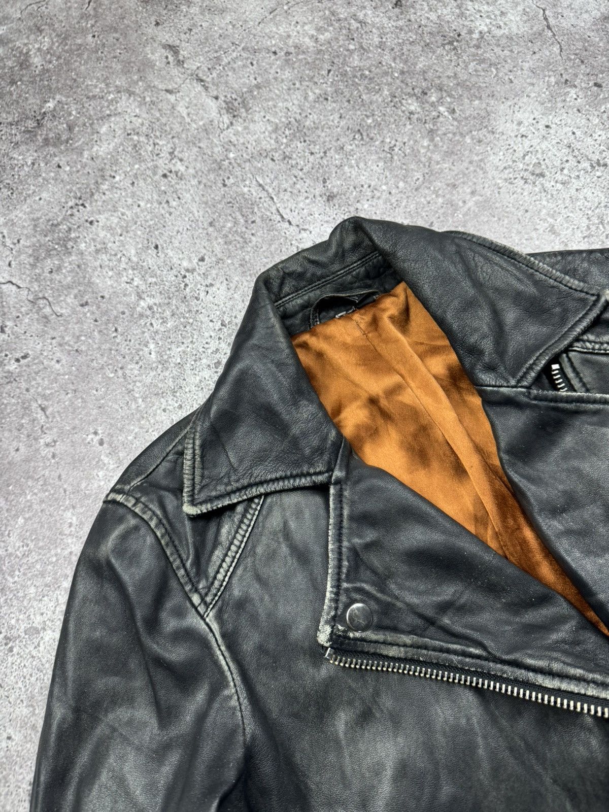 Japanese Brand VINTAGE 90S CROPPED BLACK LEATHER DISTRESSED BIKER JACKET Size US S / EU 44-46 / 1 - 3 Thumbnail