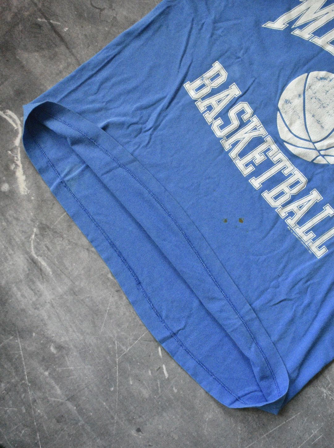 NCAA × Vintage Vintage 90s Memphis Basketball T-Shirt (XXL) Size US XXL / EU 58 / 5 - 4 Thumbnail