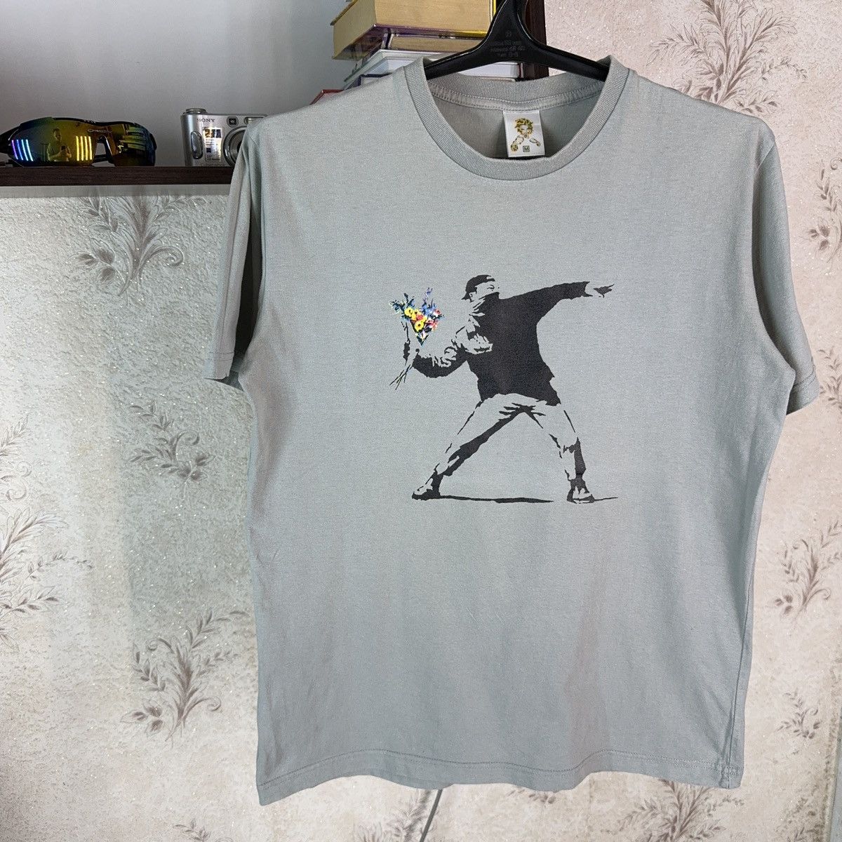 Other Banksy T shirt Art Flower bouquet Thrower molotov Rioter M Size US M / EU 48-50 / 2 - 6 Thumbnail