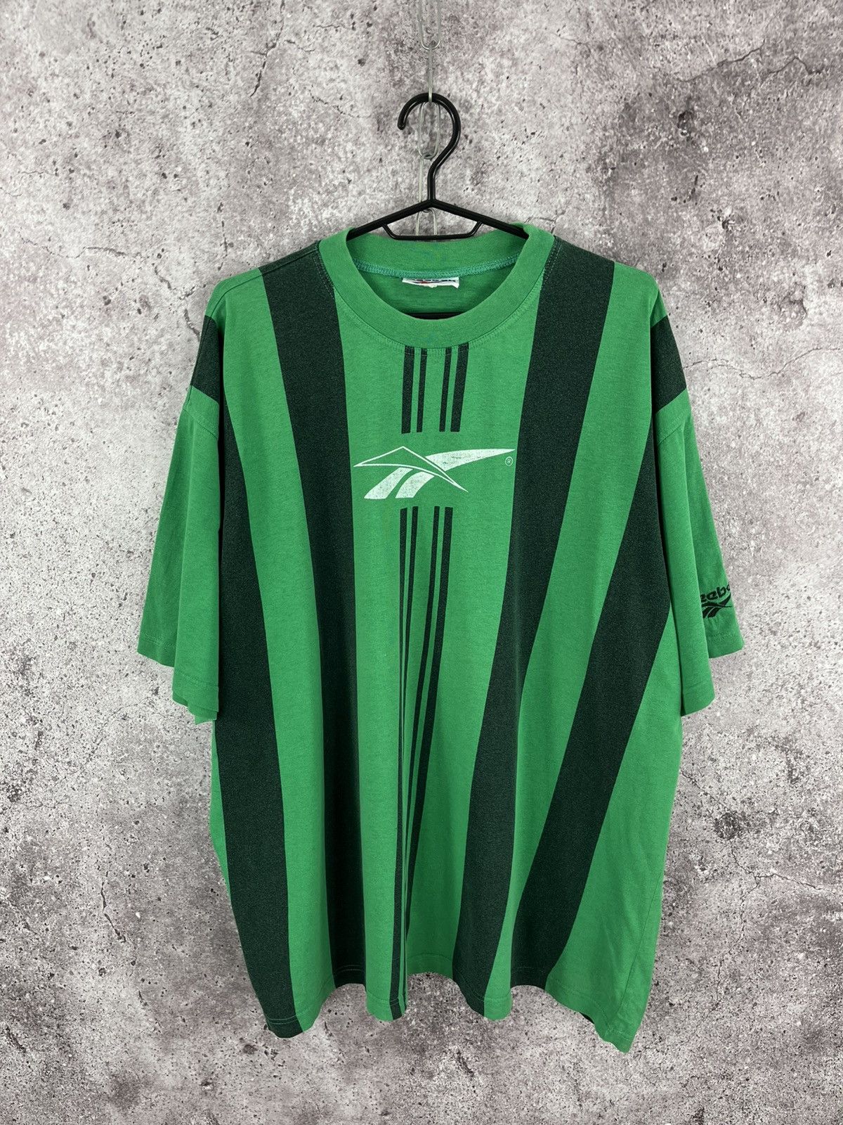 Reebok Vtg 90s Reebok T-Shirt Y2K Centre Embroidery Logo Size XL Size US XL / EU 56 / 4 - 1 Thumbnail