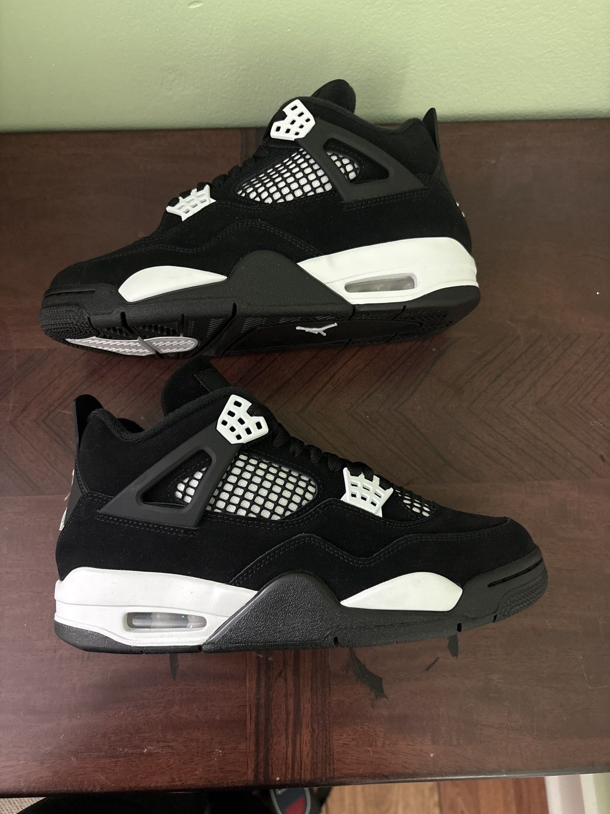 Jordan Brand White thunders Size US 7 / EU 40 - 2 Thumbnail