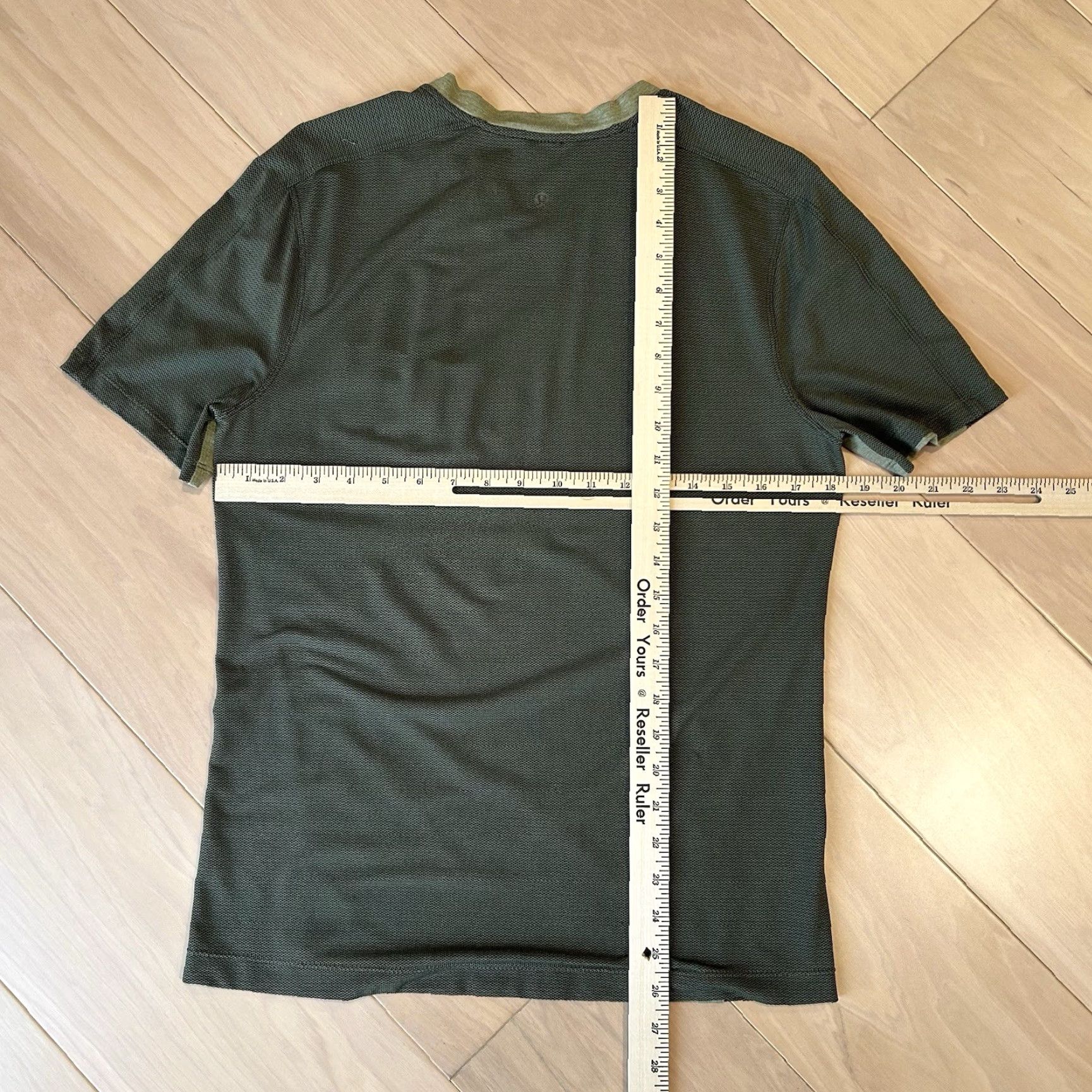 Lululemon Lululemon Pocket Tee V-Neck Short Sleeve Men’s Medium Green Solid Regular Performance Tee Sports Athleisure Mens Size US 31 - 4 Thumbnail