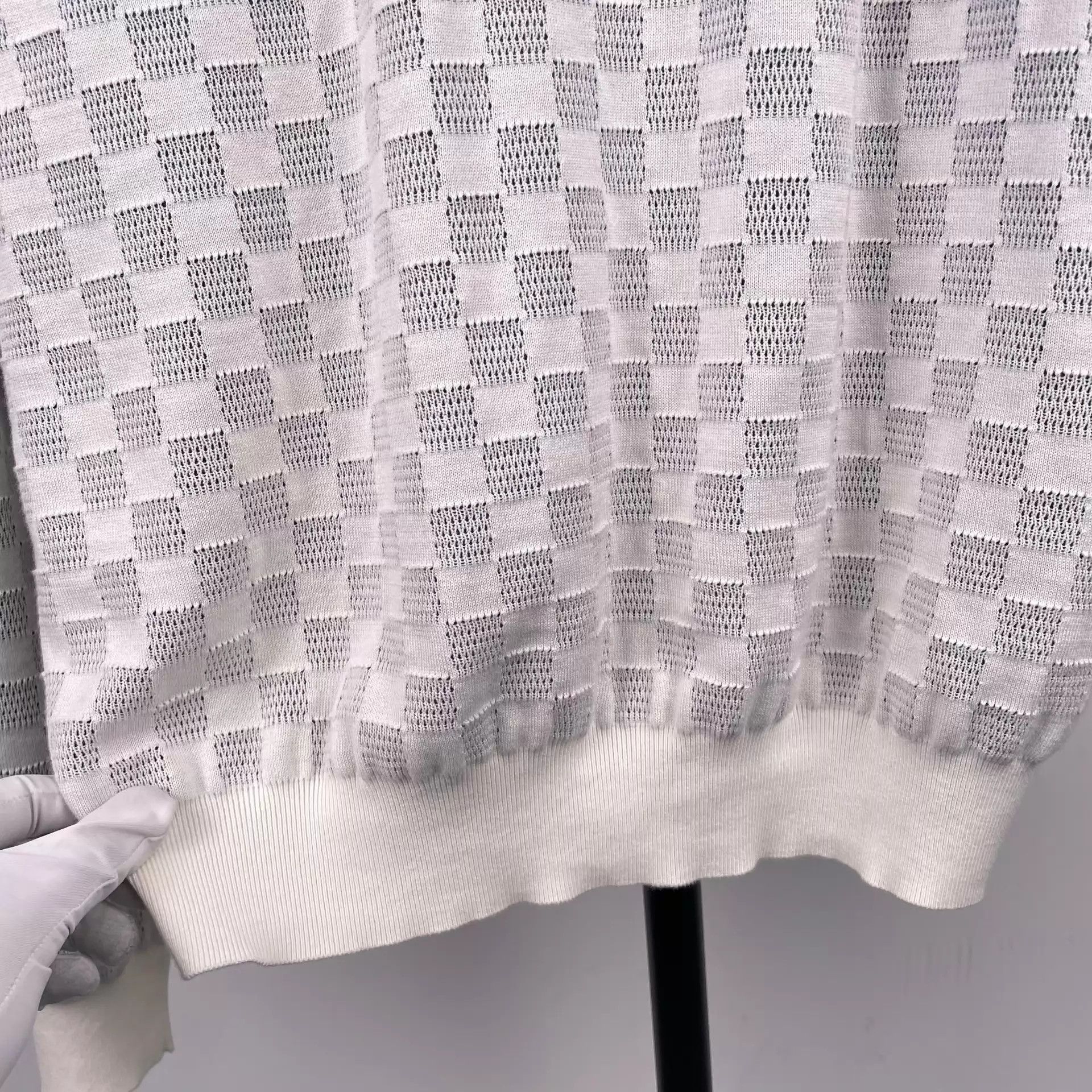 Louis Vuitton LV men's gradient monogram white sweater M Size US M / EU 48-50 / 2 - 9 Thumbnail