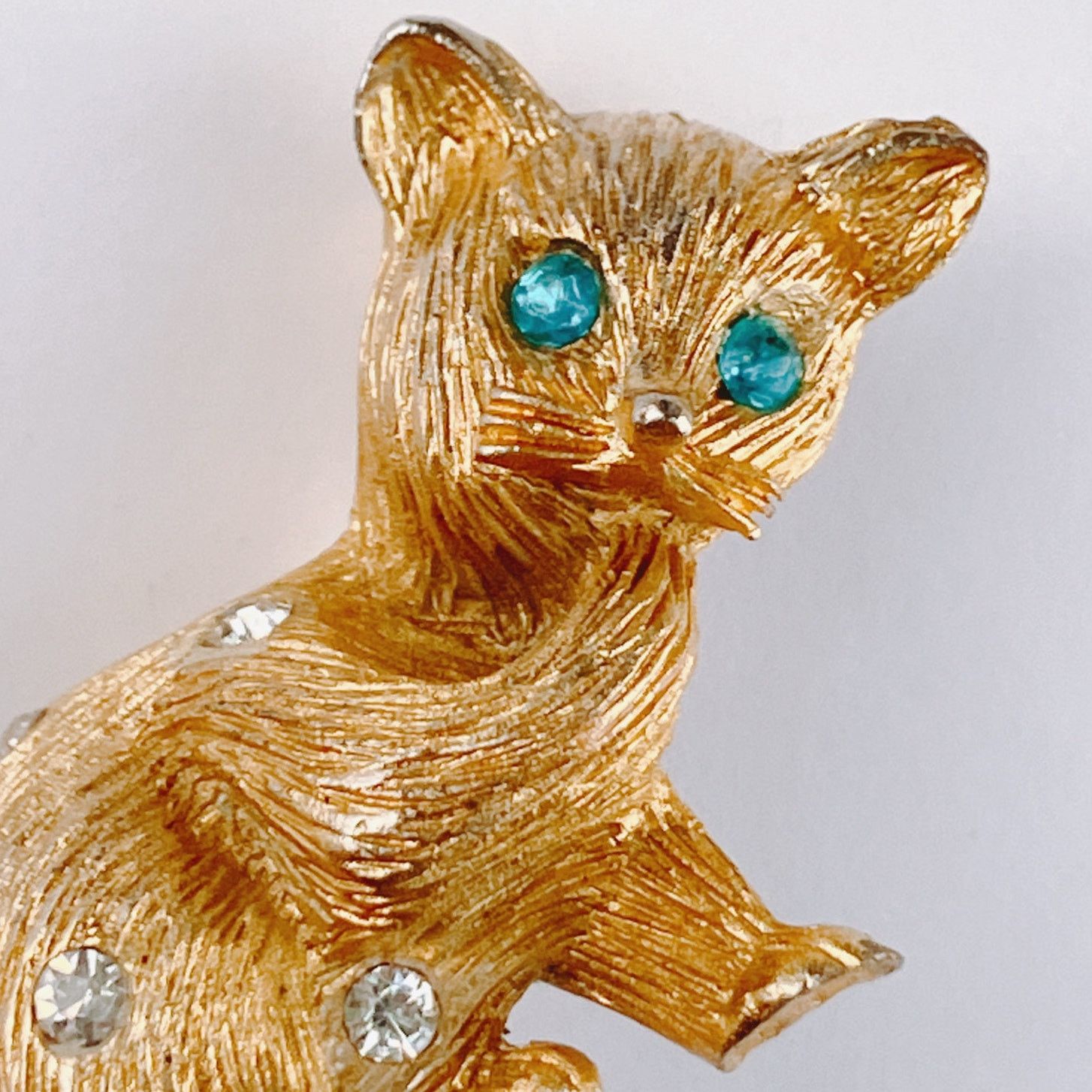 Vintage VTG Mid Century Gold Tone Cat Brooch Aqua Rhinestone Size ONE SIZE - 3 Thumbnail