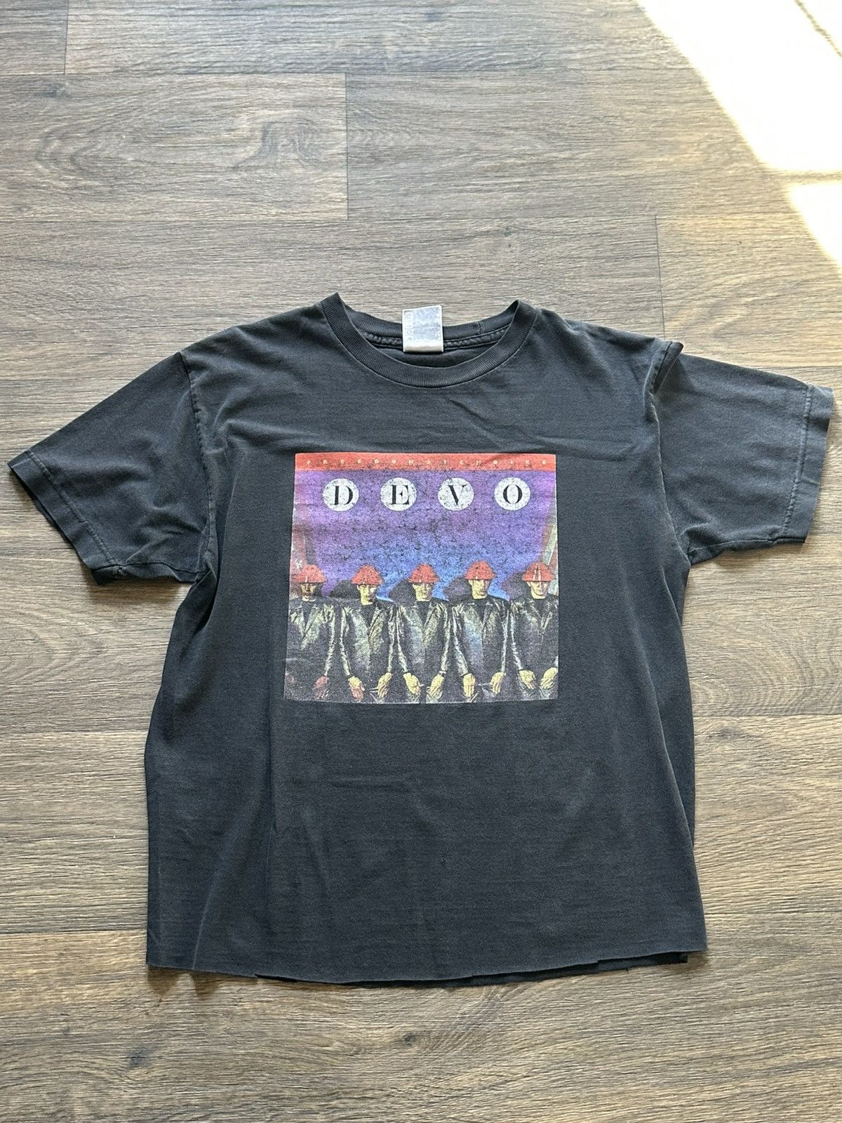 Vintage Vintage Black 90s Devo band tee Size US M / EU 48-50 / 2 - 2 Thumbnail