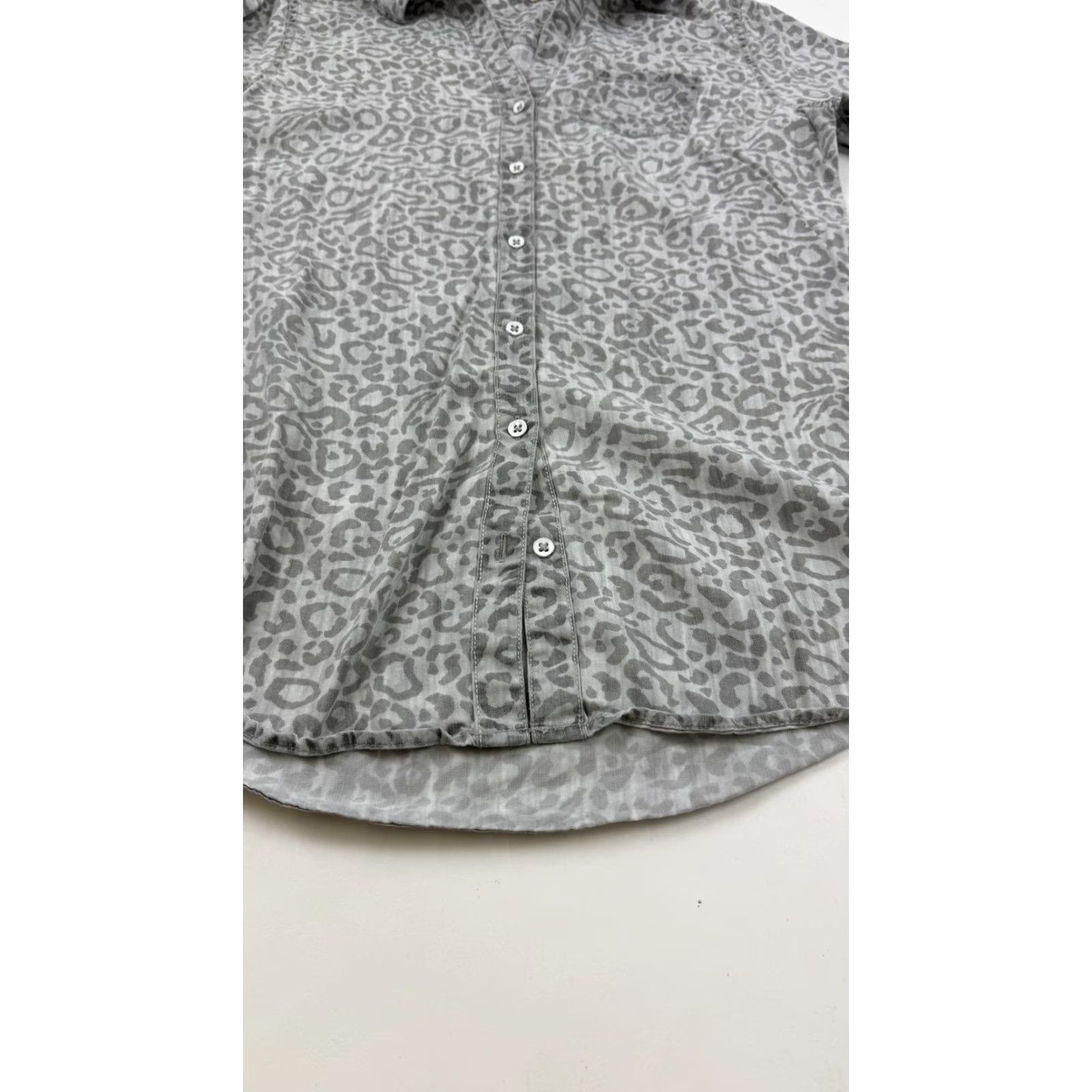 Soft Surroundings Soft Surroundings Shirt Women Medium Gray Leopard Print Lyocell Button-Up Top Womens Size M / US 6-8 / IT 42-44 - 2 Thumbnail