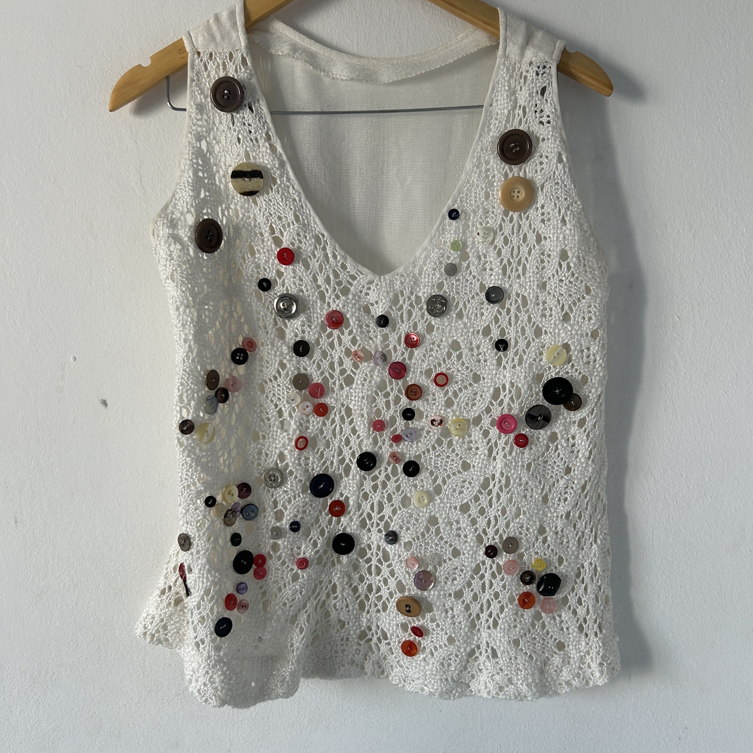 Custommade Vintage white crochet button appliqué tank top Size M / US 6-8 / IT 42-44 - 7 Thumbnail
