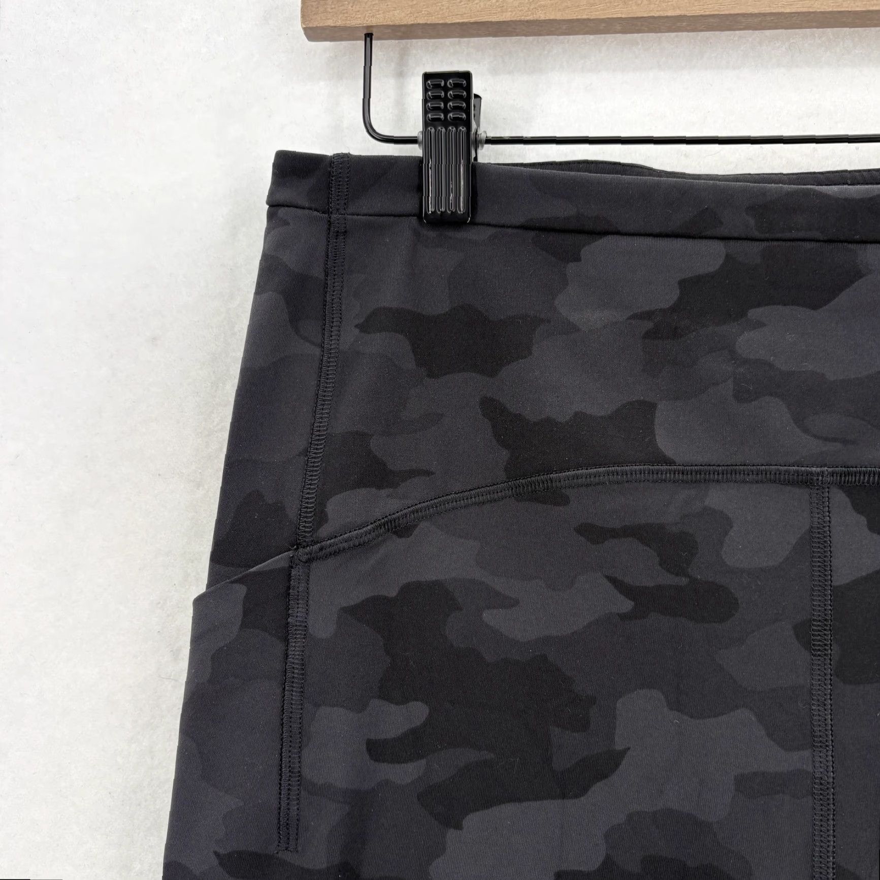 Lululemon Lululemon Align Capri Pants Womens 12 Black Camo Leggings Pockets Reflective Capris Yoga Running Shoes? Size 34" / US 12 / IT 48 - 3 Thumbnail
