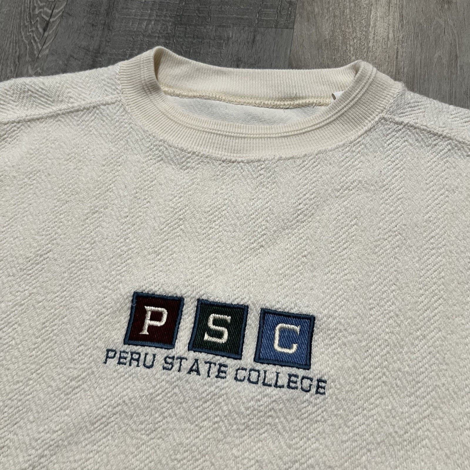 Vintage VTG Peru State College 90s Beige Herringbone Knit Sweatshirt Size US L / EU 52-54 / 3 - 3 Thumbnail