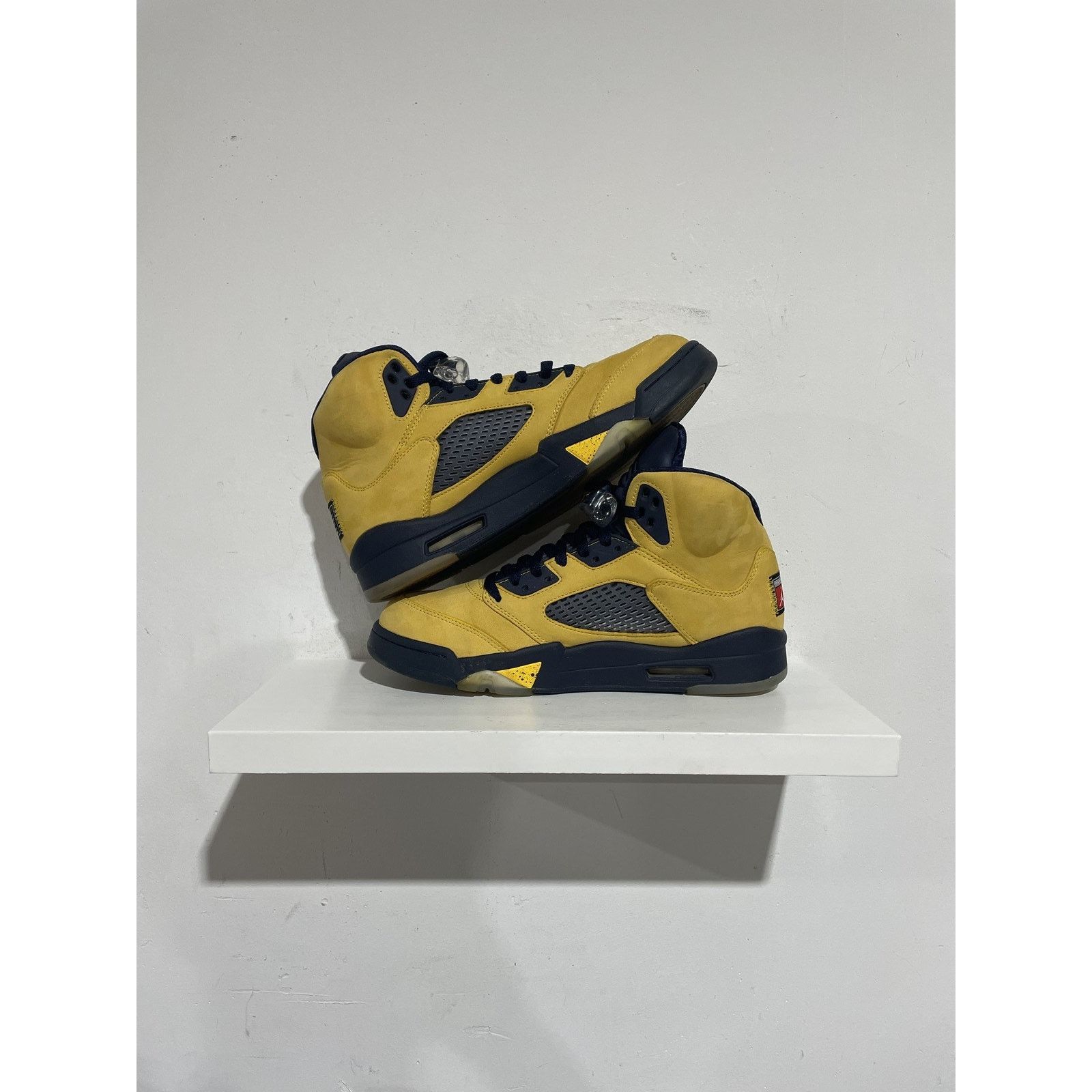 Jordan Brand JORDAN 5 MICHIGAN SIZE 9.5 PREOWNED Size US 9.5 / EU 42-43 - 2 Thumbnail