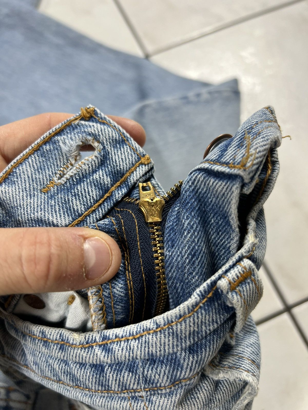 Levi's Vintage 90s Levi’s 550 light blue washed distressed jeans Size US 33 - 24 Thumbnail
