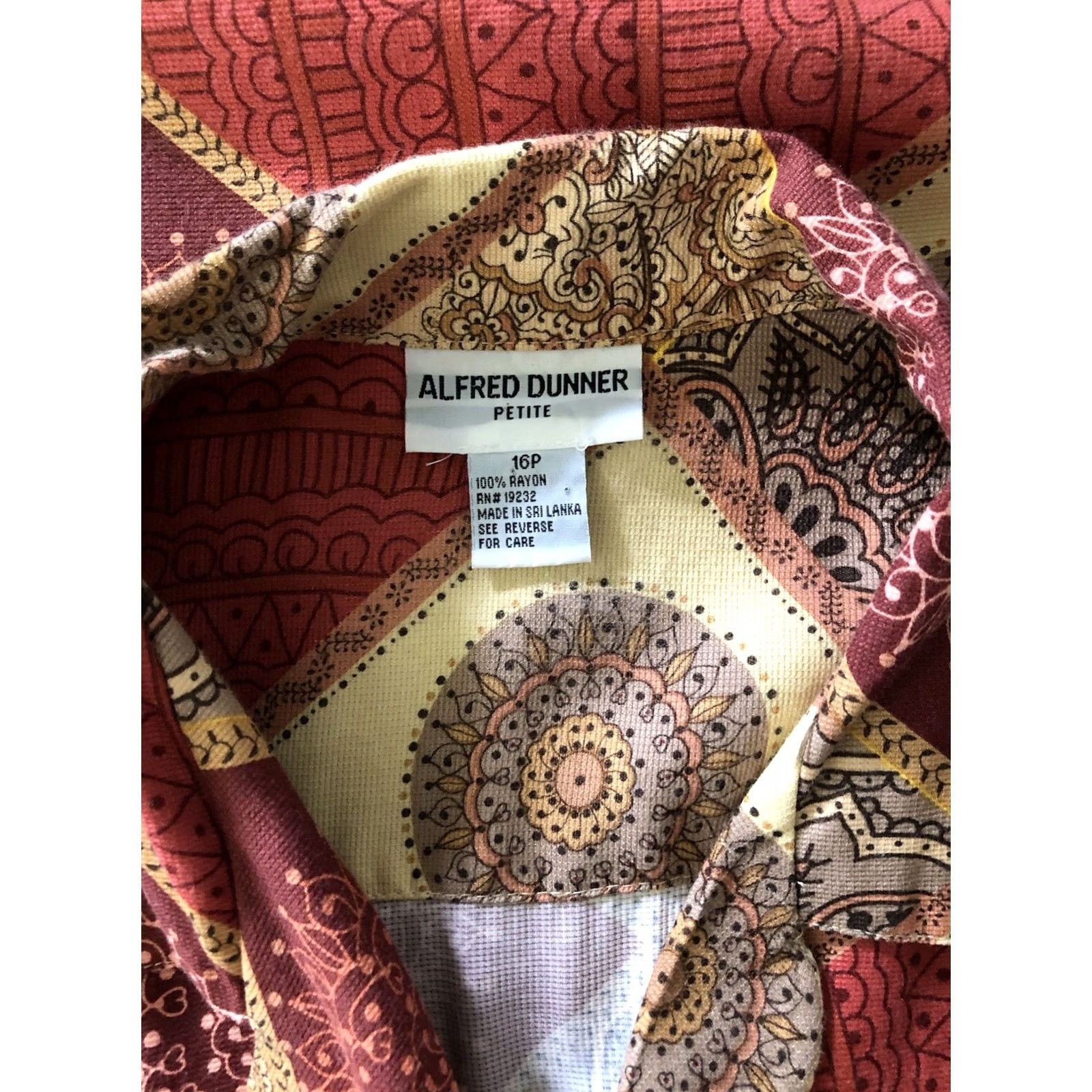 Vintage VINTAGE Alfred Dunner Top Womens 16P Tan Rust Geo Short Sleeve Boho Hippie Career 2000s Size XXL / US 16-18 / IT 52-54 - 4 Thumbnail