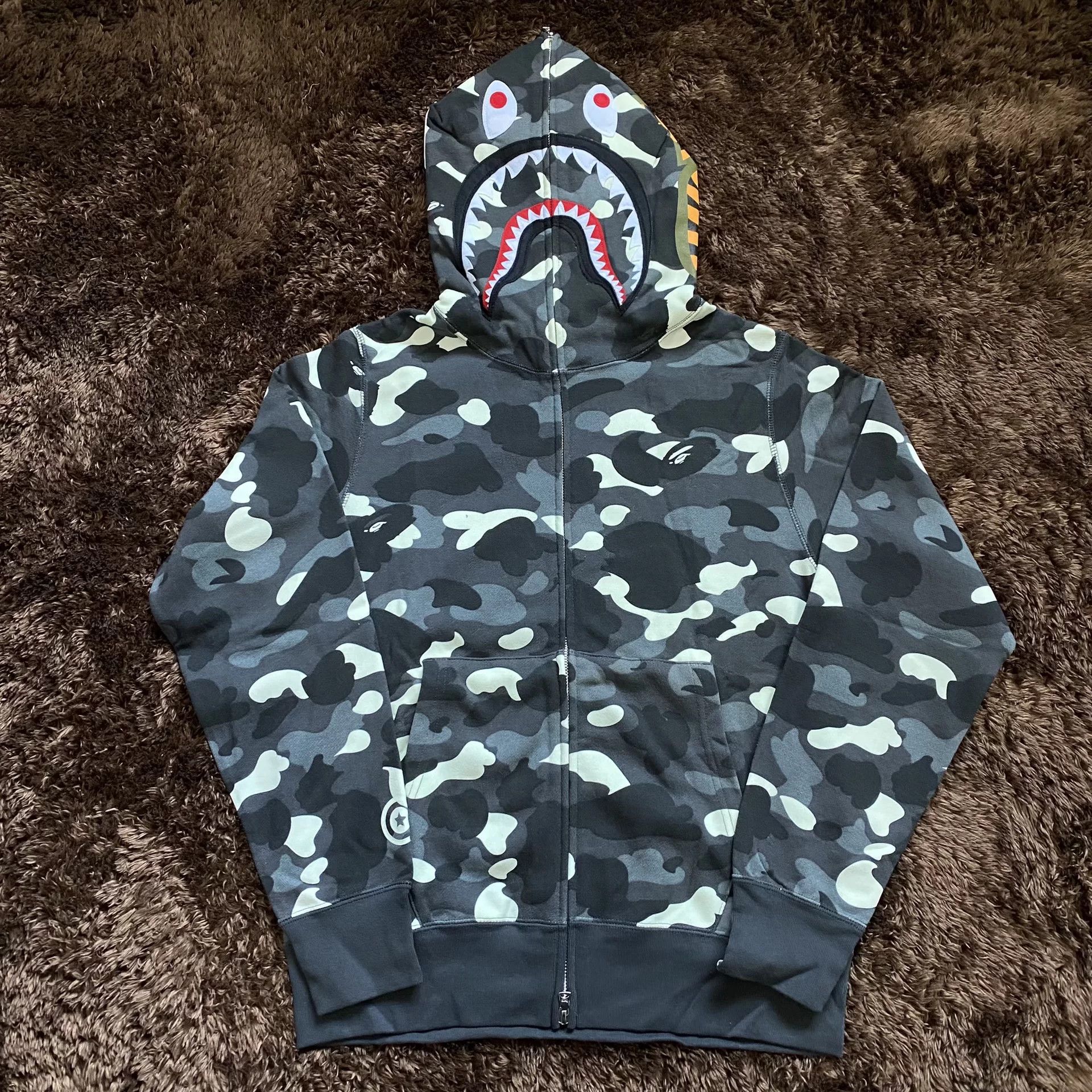 Bape Bape Shark Hoodie m Men Size US M / EU 48-50 / 2 - 1 Thumbnail