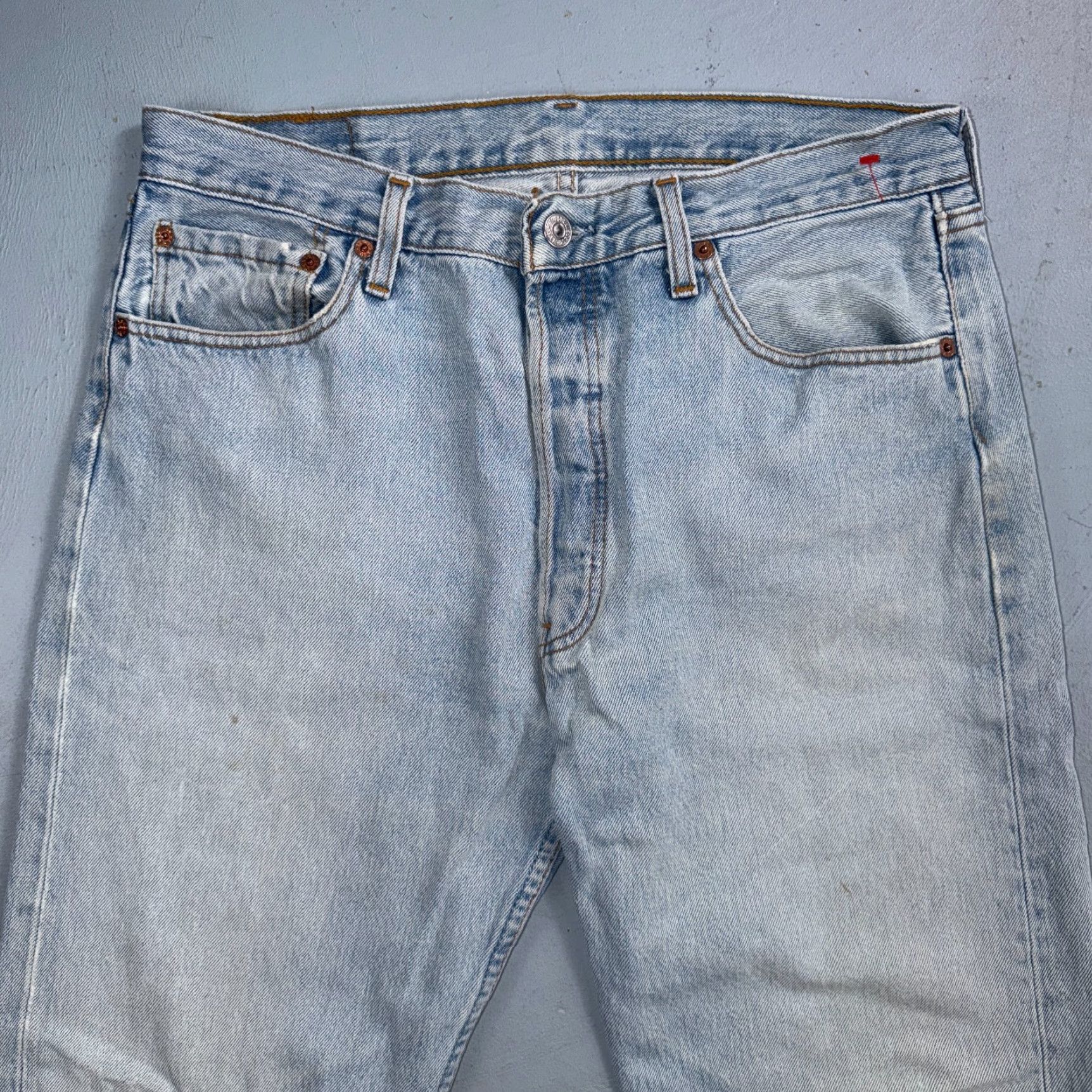 Levi's VINTAGE Levi's 501 Jeans – Denim Straight Leg, Light Wash, 34x32, Men, Regular, 5-Pocket, Mid Rise, Button Fly, USA 90s/90s Theme Size US 34 / EU 50 - 2 Thumbnail
