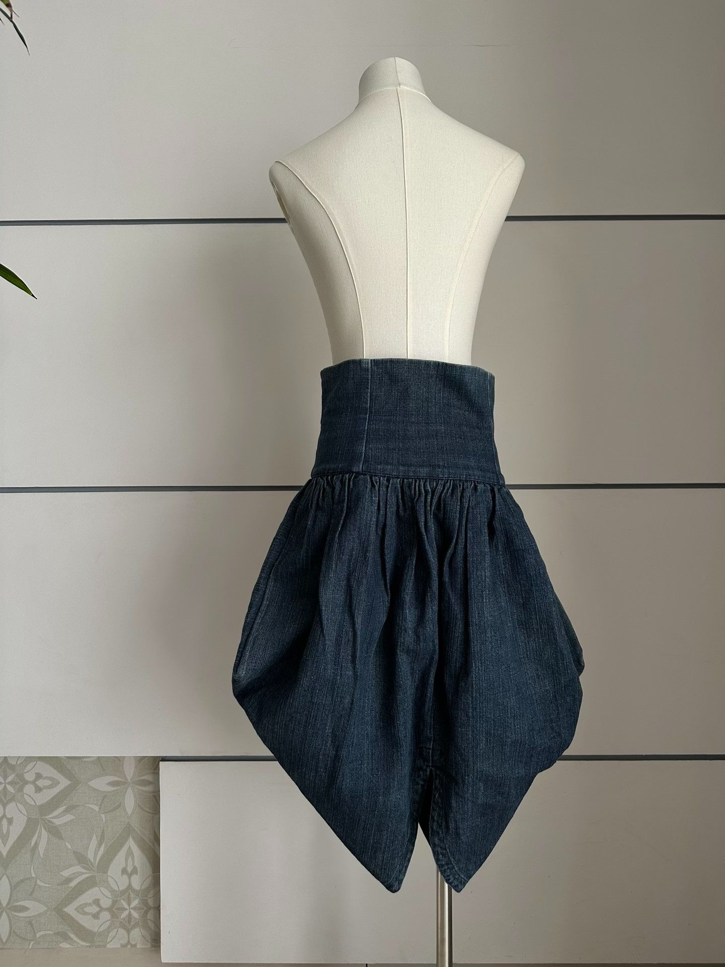 Hussein Chalayan HUSSEIN CHALAYAN SIZE42 Cocoon-shaped denim short skirt| Size 41" - 4 Thumbnail
