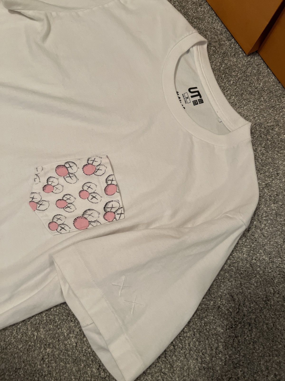 Kaws × Uniqlo Kaws Pocket Tee Size US M / EU 48-50 / 2 - 2 Thumbnail
