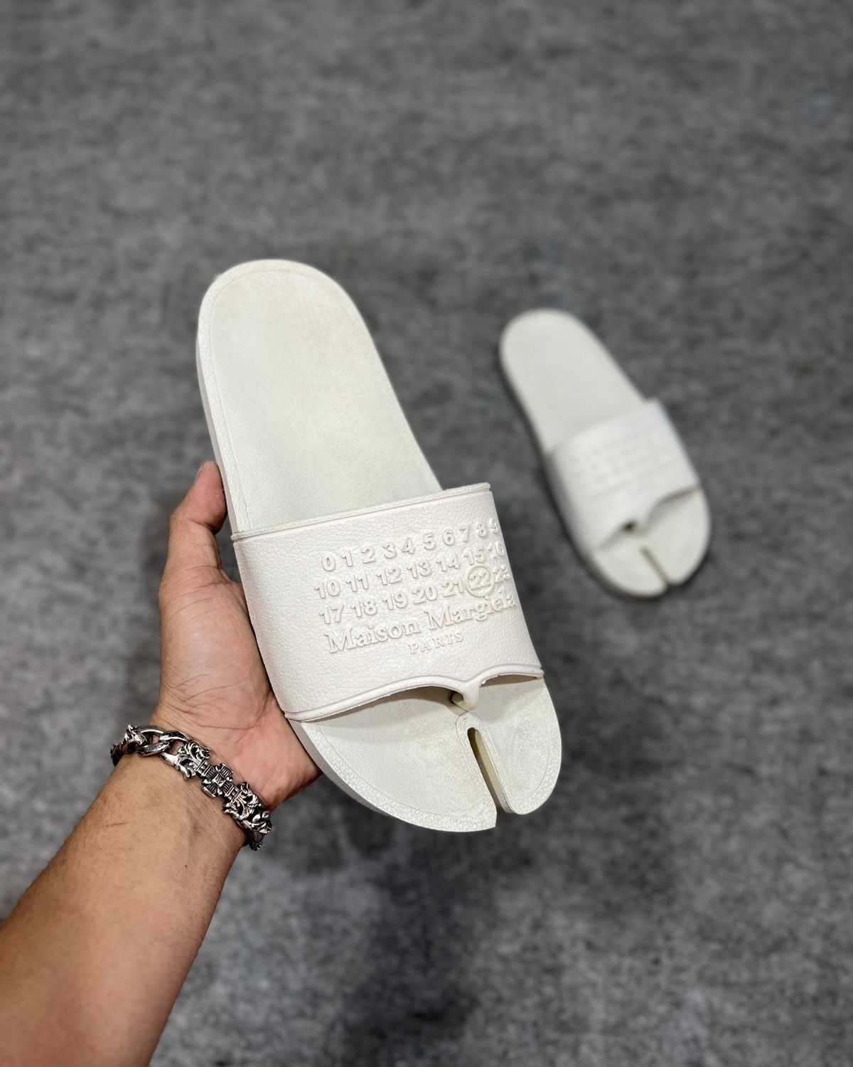 Maison Margiela Maison Margiela White Tabi Slides Sandal Size US 9.5 / EU 42-43 - 5 Thumbnail