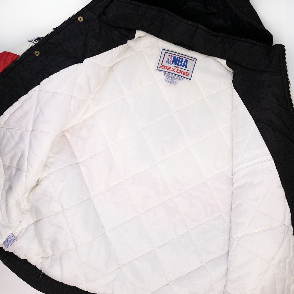 Apex One Vintage 90s Apex One Chicago Bulls NBA Puffer Jacket L Size US L / EU 52-54 / 3 - 8 Thumbnail