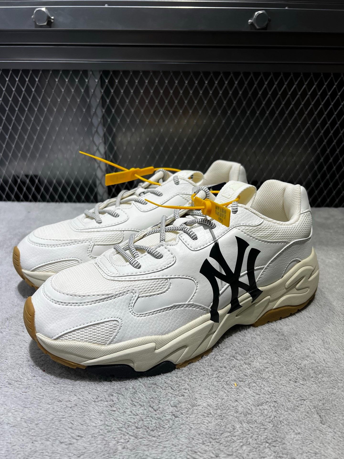 Other Leather White Lowtop Sneakers 44 Men Size US 10.5 / EU 43-44 - 1 Thumbnail