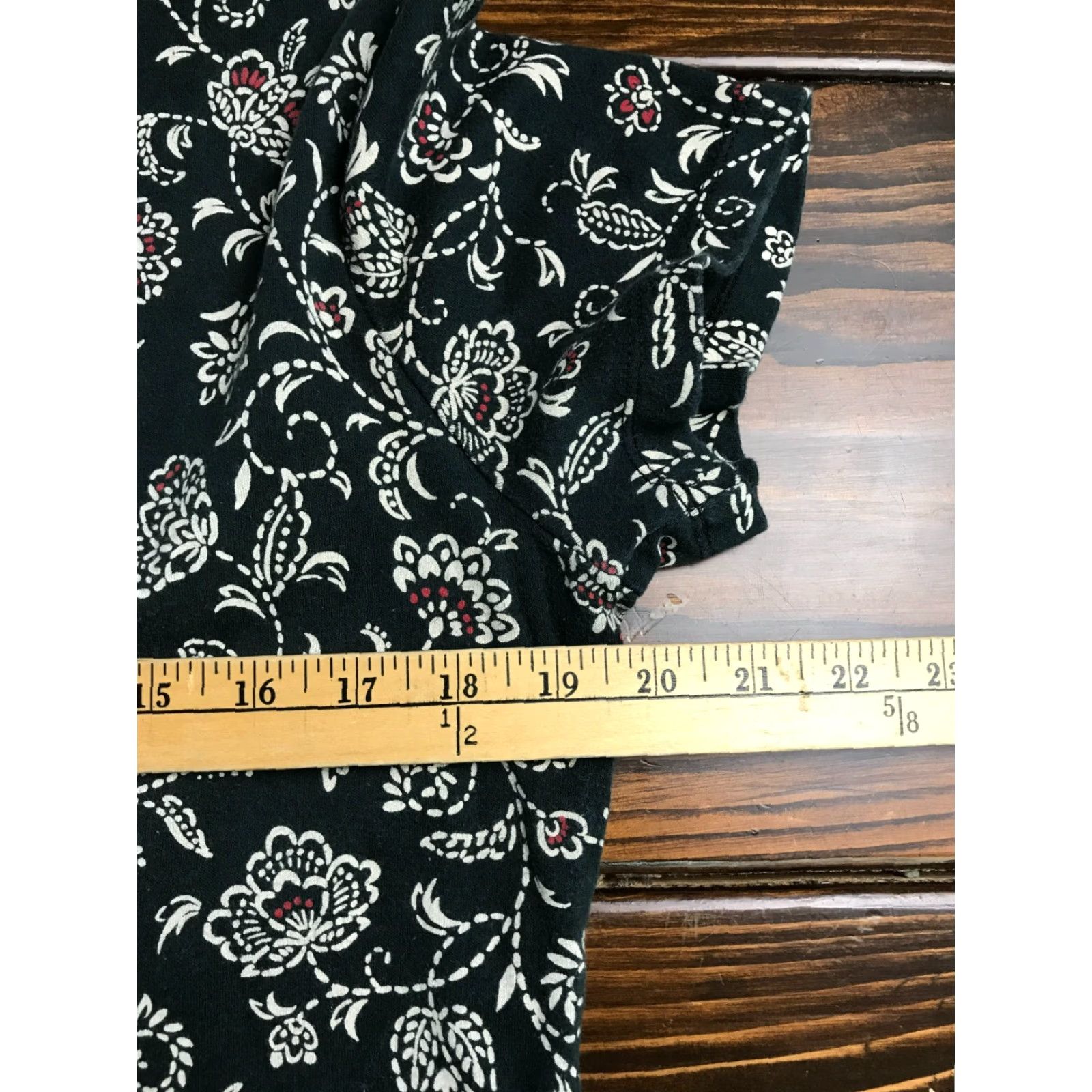 Croft & Barrow Croft & Barrow Shirt Women's Size Large Black Cream Floral V-neck Size L / US 10 / IT 46 - 4 Thumbnail