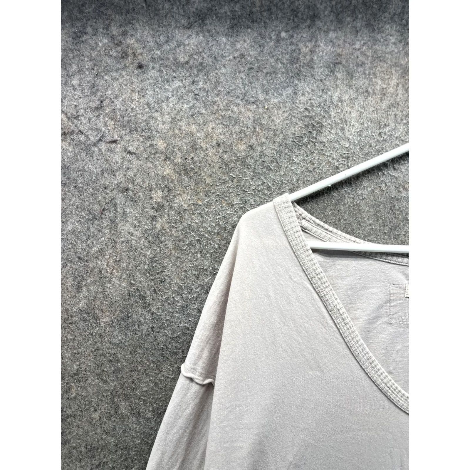 Free People We The Free Shirt Women Large Gray V Neck Long Sleeve Ruffle Cuff Jersey T-Shirt Size L / US 10 / IT 46 - 7 Thumbnail