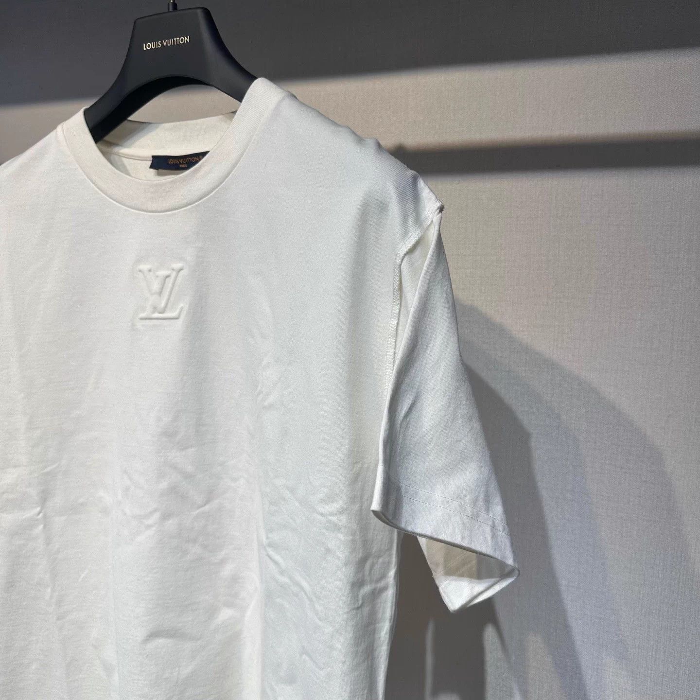 Louis Vuitton Louis Vuitton White Embossed Logo Short Sleeve Tee XL NWT Size US XL / EU 56 / 4 - 4 Thumbnail