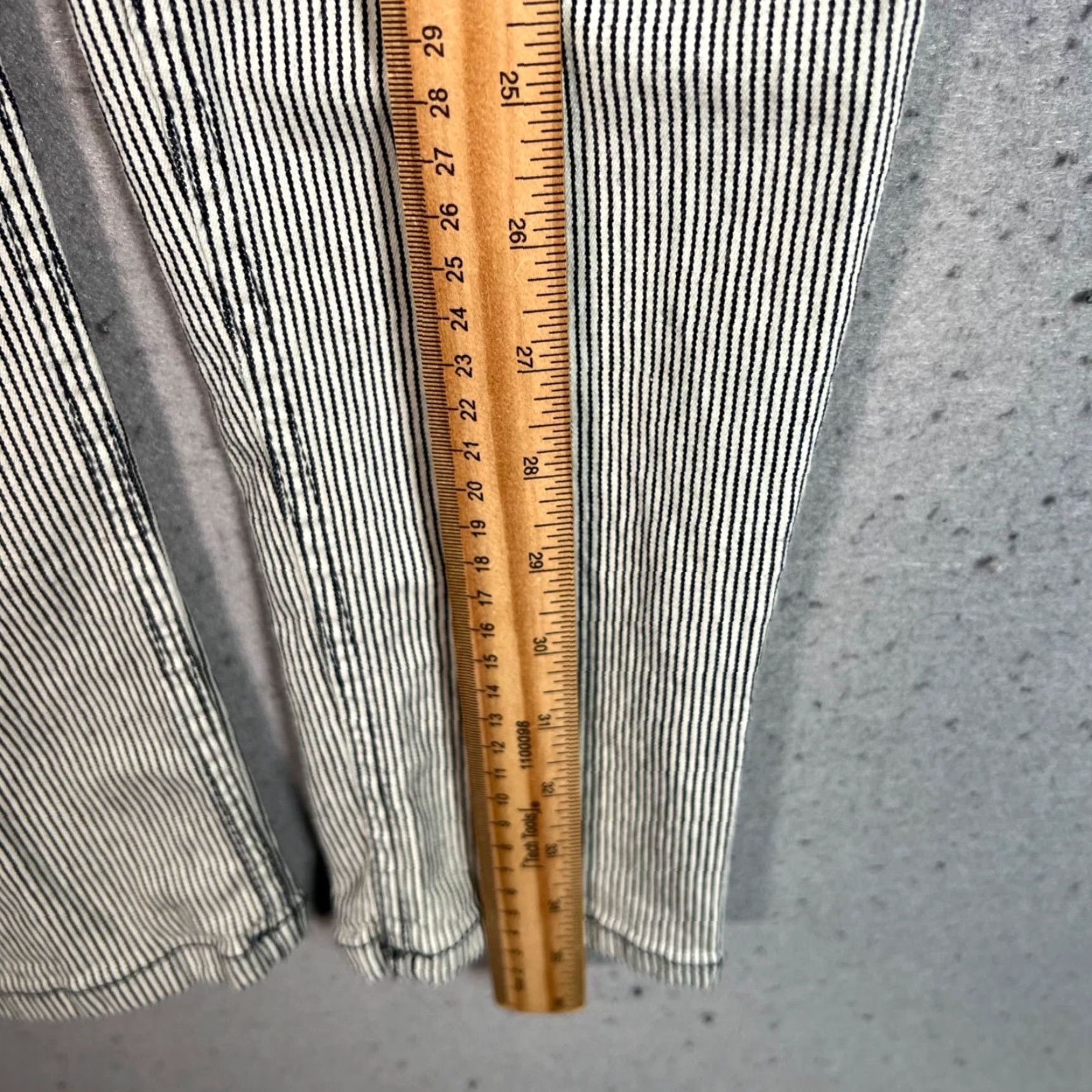 Calvin Klein Calvin Klein Womens Jeans Slim Fit Midthin Denim Stretch Pinstripe Skinny 28x27 White 28 Regular Cotton Blend Womens Jeans 90s Inspired? Size 28" / US 6 / IT 42 - 6 Thumbnail