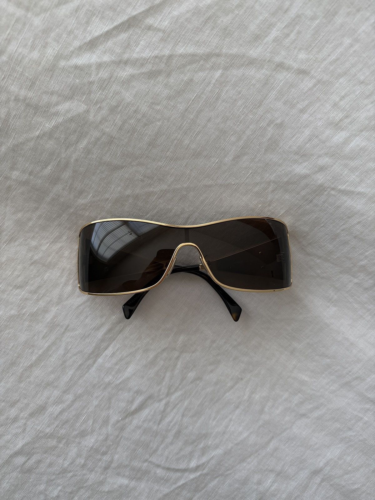 ss24 runway triomphe metal shield sunglasses in gold